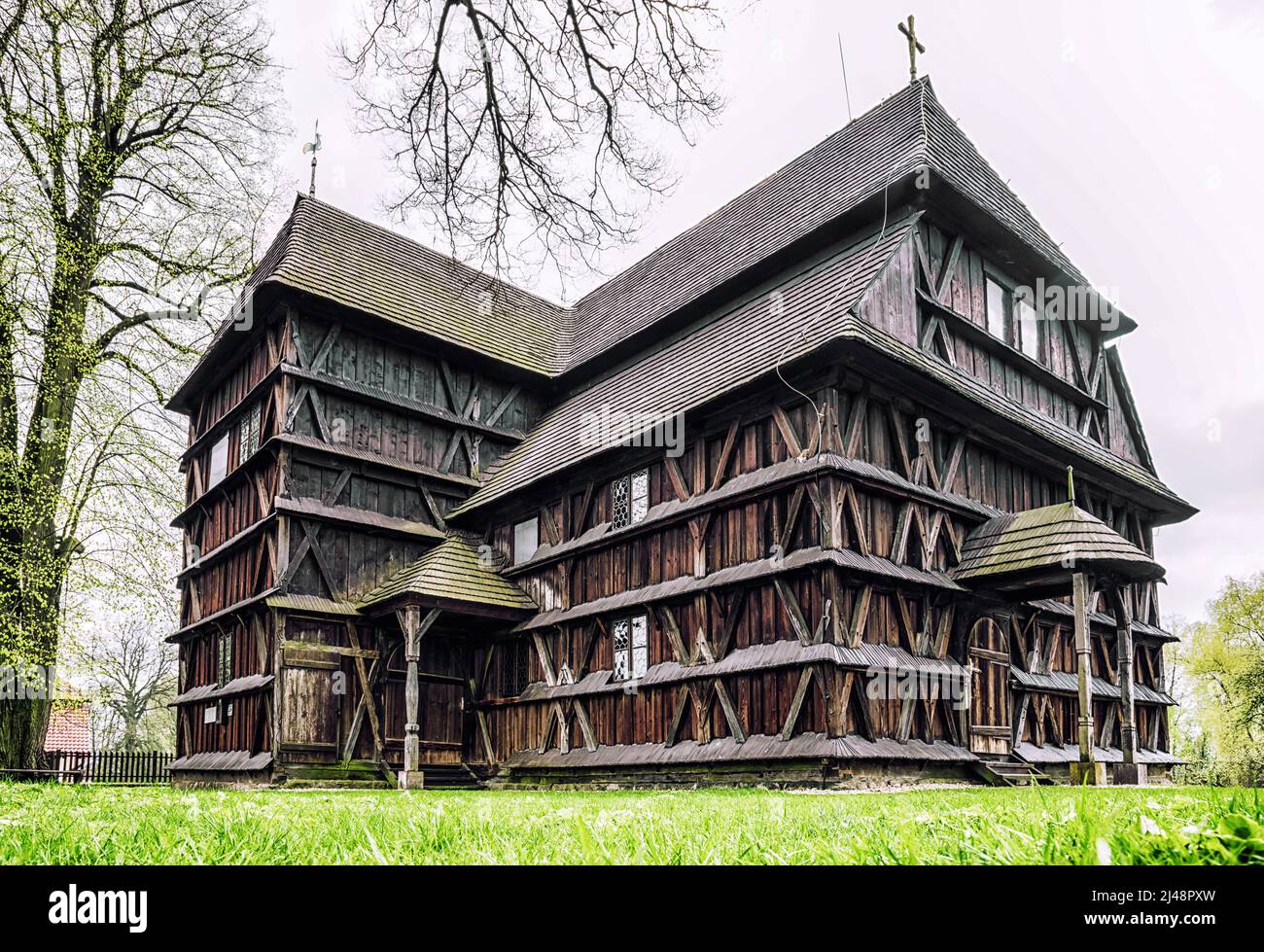 Église en bois articulaire dans le village de Hronsek, Slovaquie Banque D'Images
