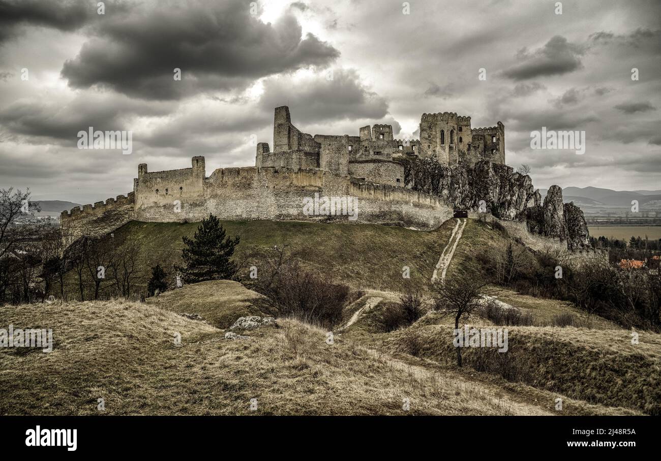 Nuages sombres au-dessus du château de Beckov en Slovaquie Banque D'Images