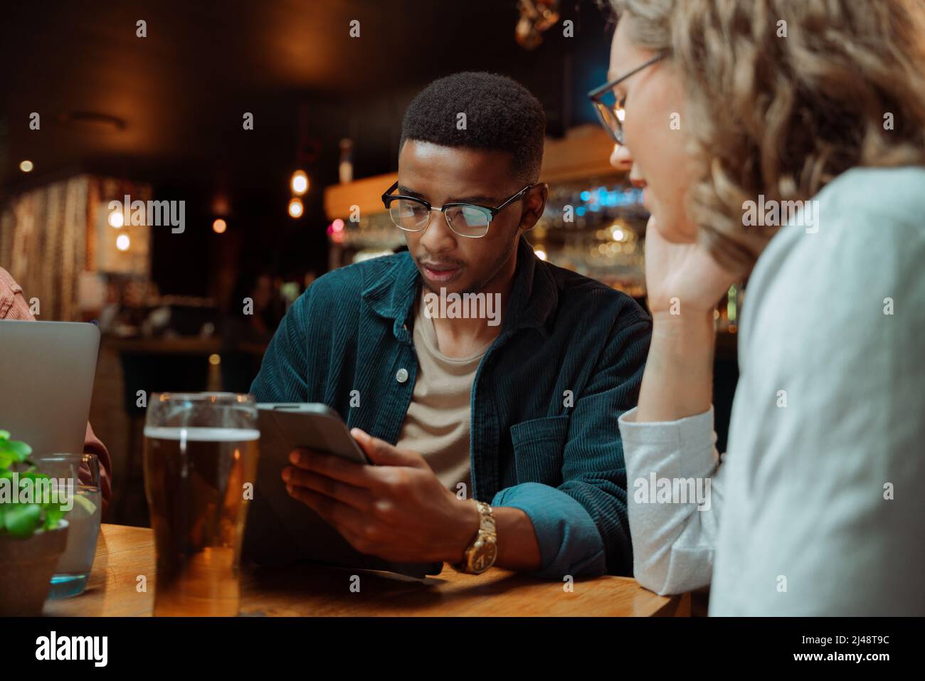 divers collègues parlent de travail pour prendre un verre Banque D'Images