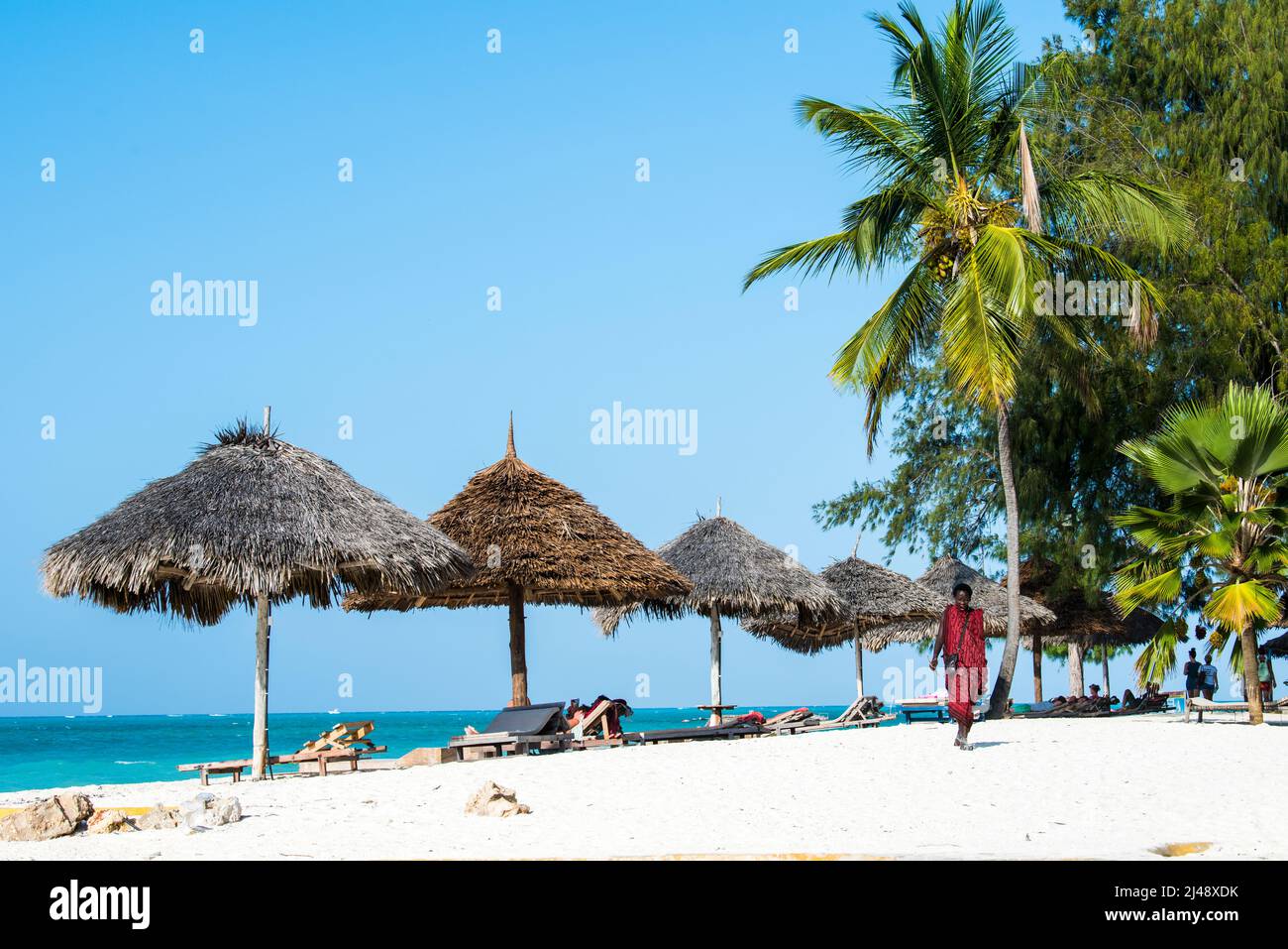 Zanzibar, Tanzanie - avril 22,2022:: Les guerriers Masai vêtus de vêtements traditionnels sur la plage de sable de l'île de Zanzibar. Banque D'Images Zanzibar, Tanzanie - avril 22,2022:: Les guerriers Masai vêtus de vêtements traditionnels sur la plage de sable de l'île de Zanzibar. Banque D'Images