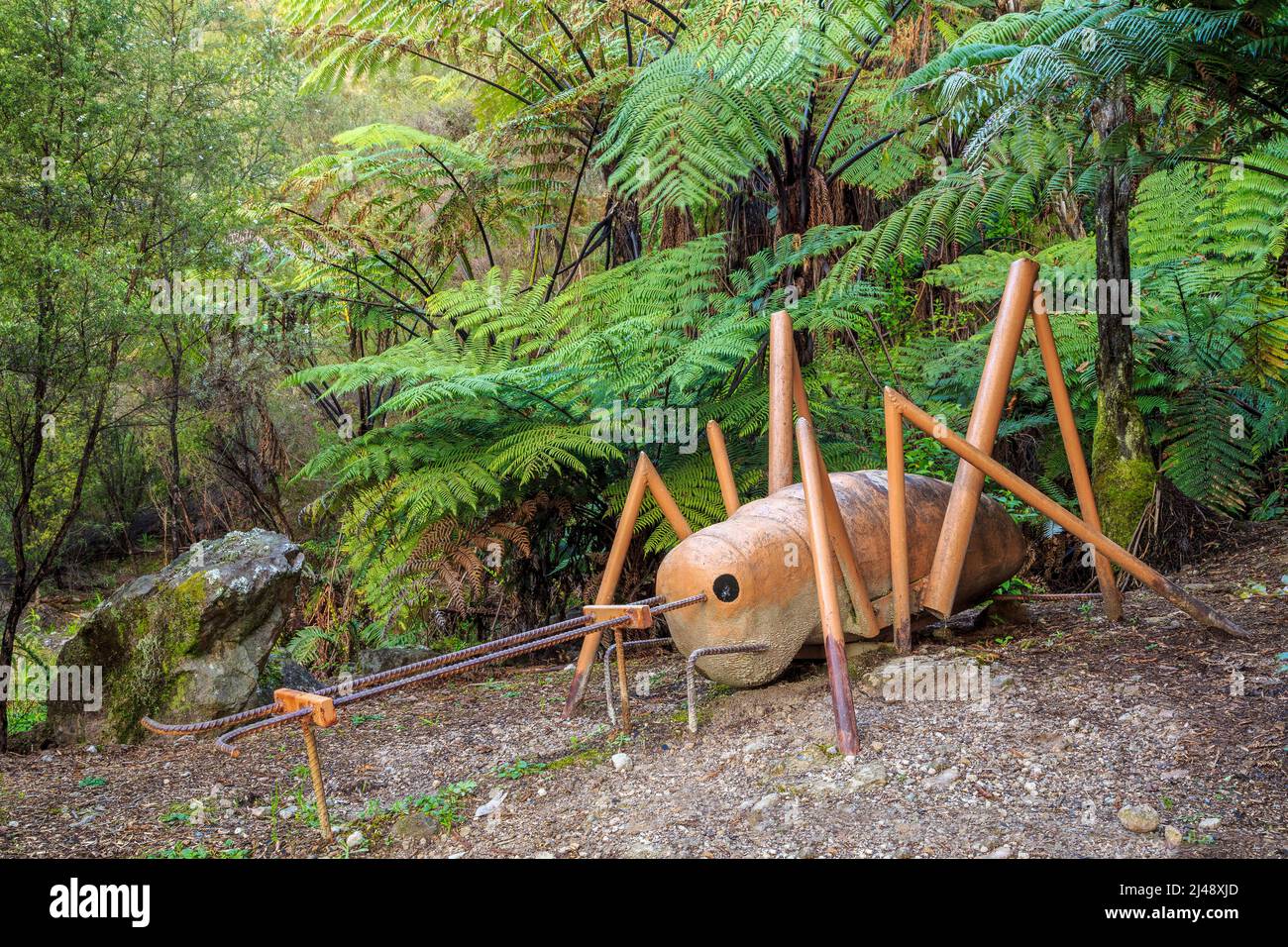Une sculpture métallique d'un weta (un insecte néo-zélandais) dans le parc de la carrière te Puna, te Puna, Nouvelle-Zélande Banque D'Images