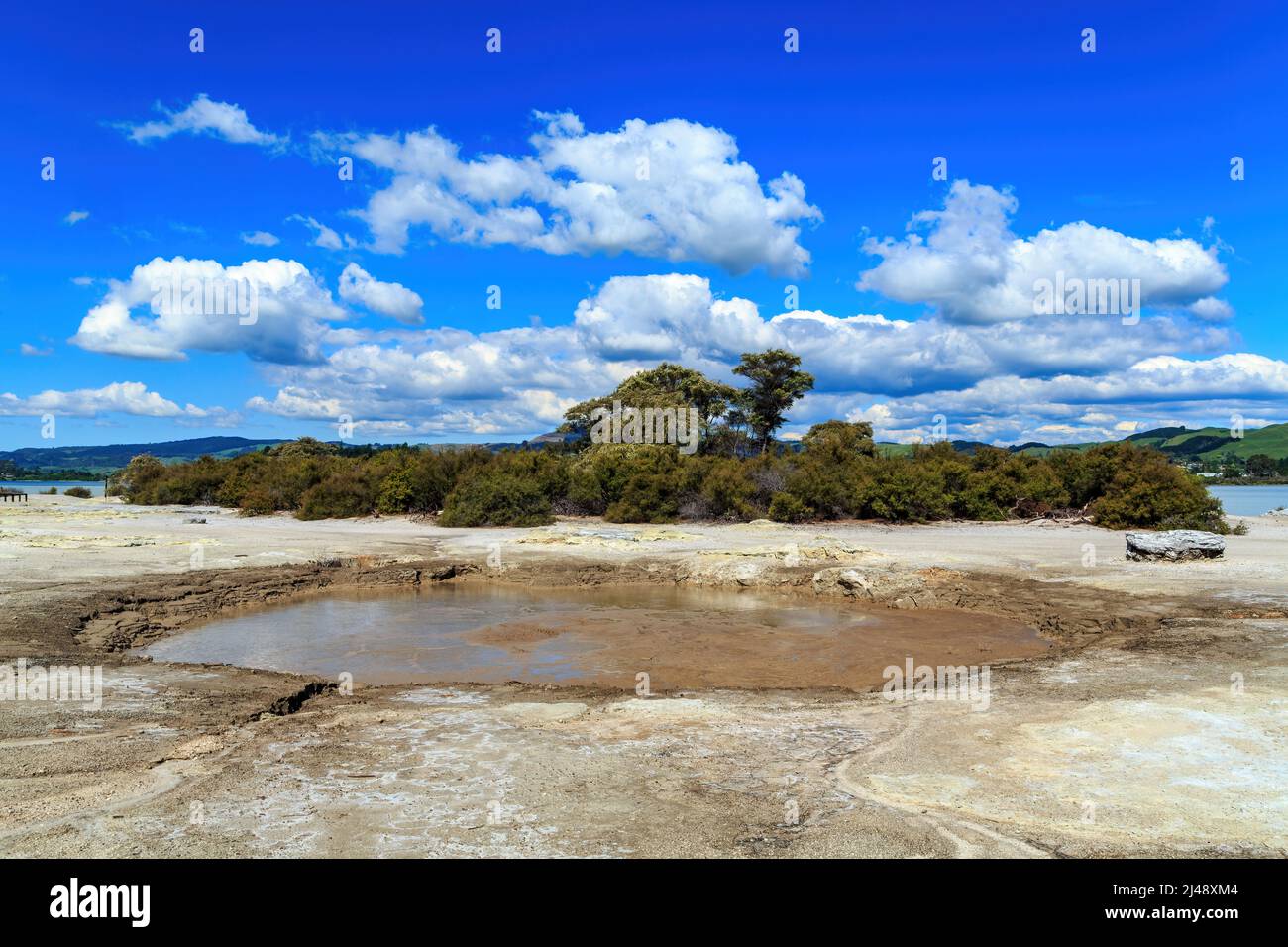 « Cameron's Laughing Gas Pool », une fosse sur la rive du lac Rotorua, en Nouvelle-Zélande, nommée pour les gaz enivrants qui en proviennent Banque D'Images