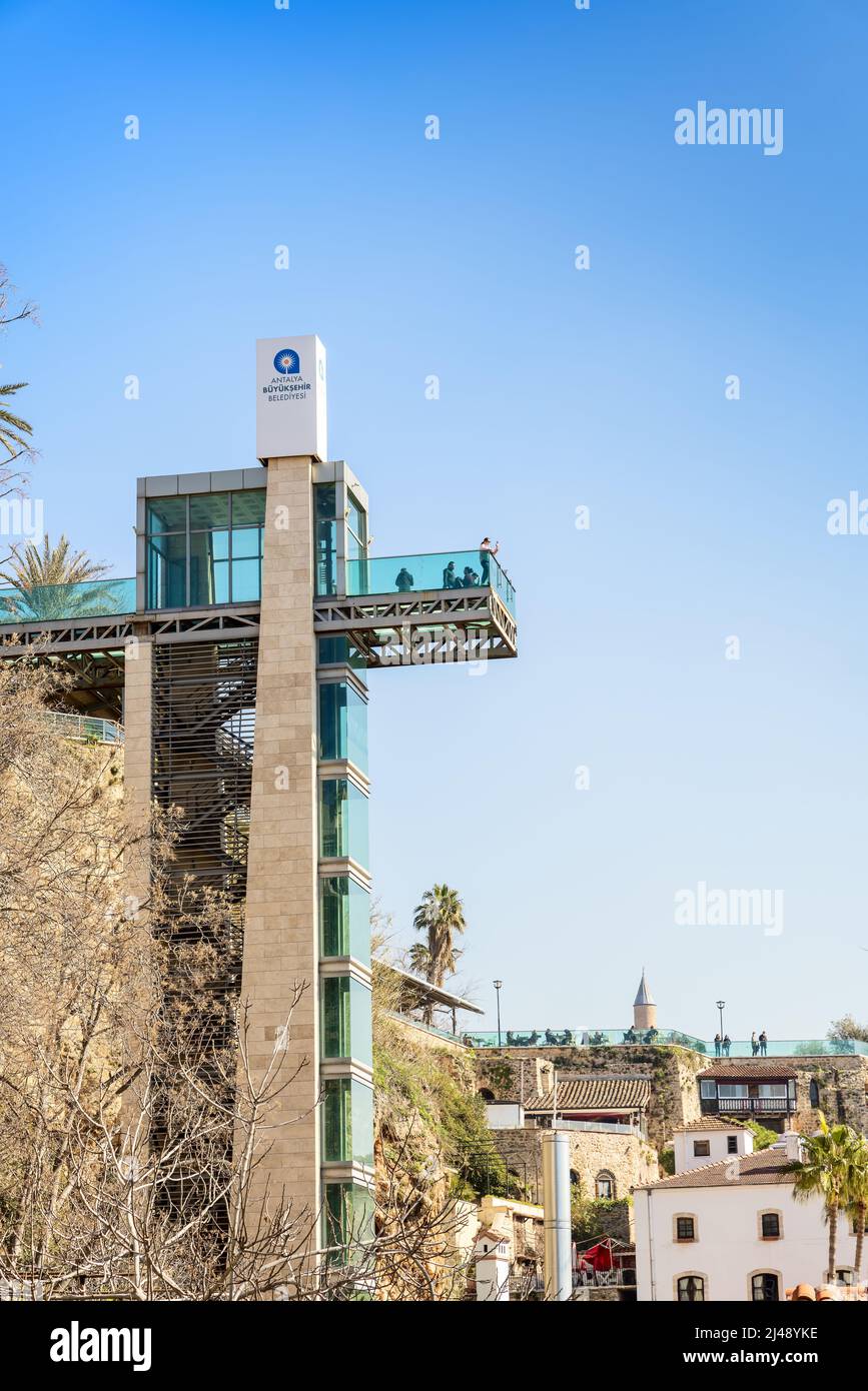 L''ascenseur panoramique d''Antalya offre une vue sur la baie d''Antalya. Cet ascenseur en verre relie le niveau de la rue au vieux port. Banque D'Images