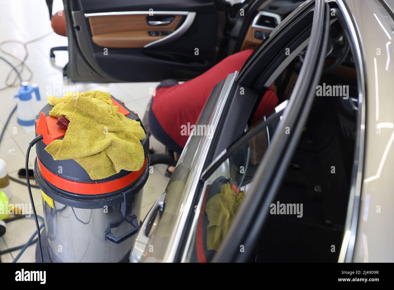 Nettoyage et séchage sous vide par un spécialiste pour l'entretien de la voiture Banque D'Images