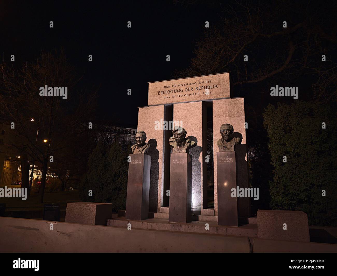 Vue de nuit du monument Denkmal der Republik dans le centre historique de Vienne, Autriche rappelant la proclamation de la république Allemagne Autriche. Banque D'Images