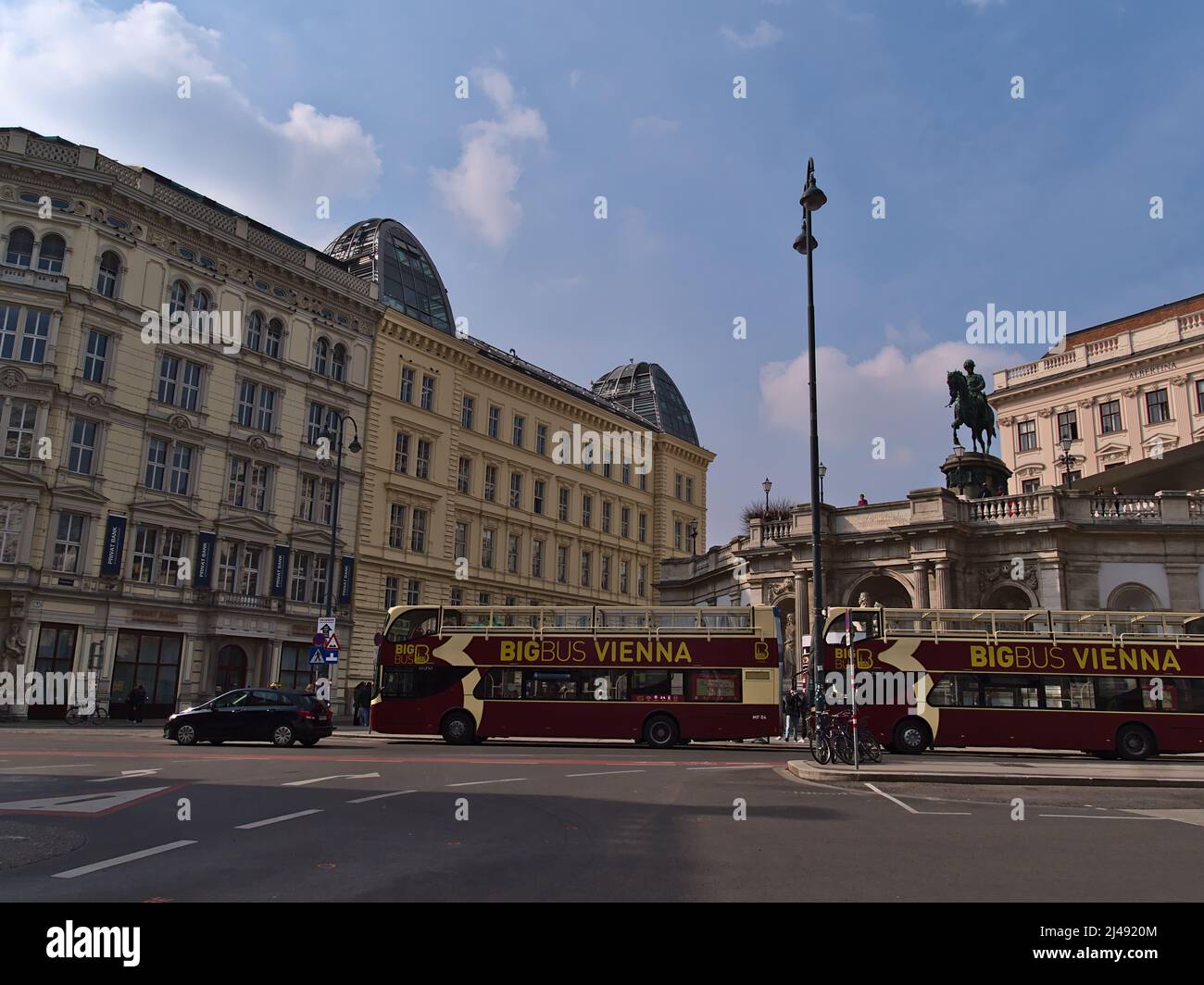 Vue sur la place Albertinaplatz, devant le célèbre musée Albertina, dans le centre de Vienne, en Autriche, avec ses bus touristiques et ses vieux bâtiments. Banque D'Images