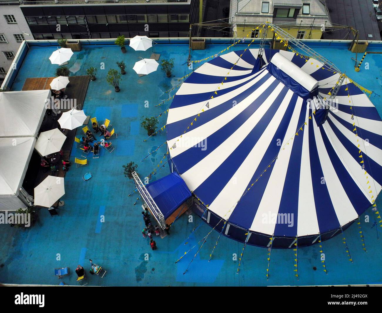 Linz, Autriche - 06 juillet 2013 : vue aérienne d'une tente de cirque rayée sur un toit Banque D'Images