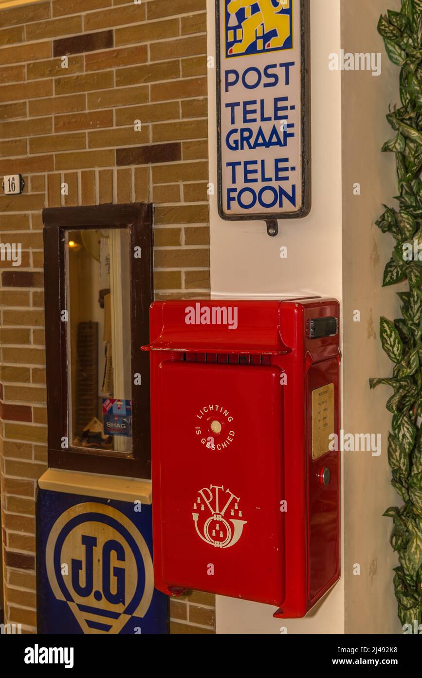 Hoorn, pays-Bas, mars 2022. Panneaux publicitaires et panneaux d'affichage anciens en émail. Photo de haute qualité Banque D'Images