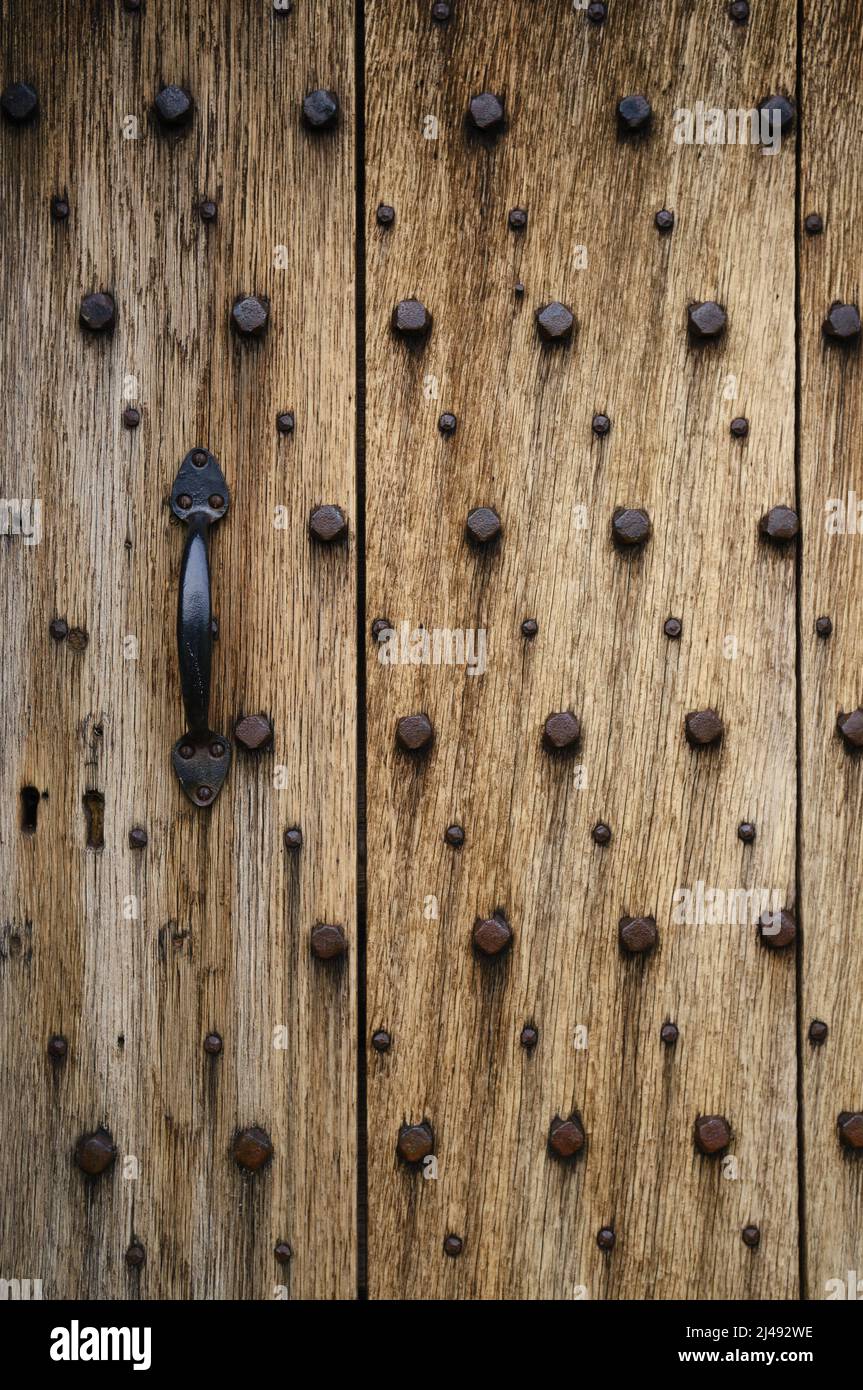 détail de porte en bois cloutée Banque D'Images