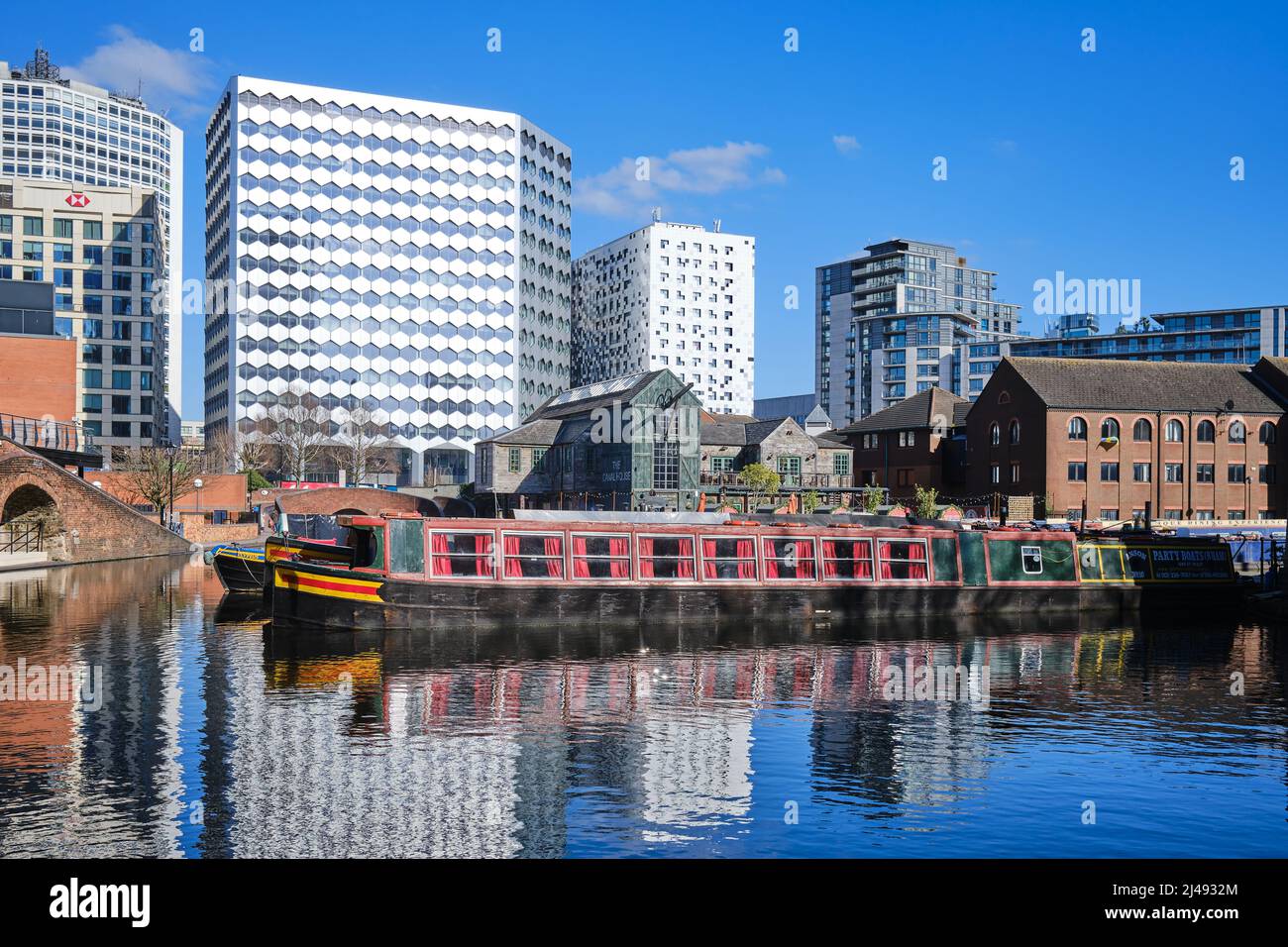 Gas Street Basin, Birmingham, sur l'ancien Worcester et le canal de Birmingham, sur fond de bâtiments commerciaux modernes Banque D'Images