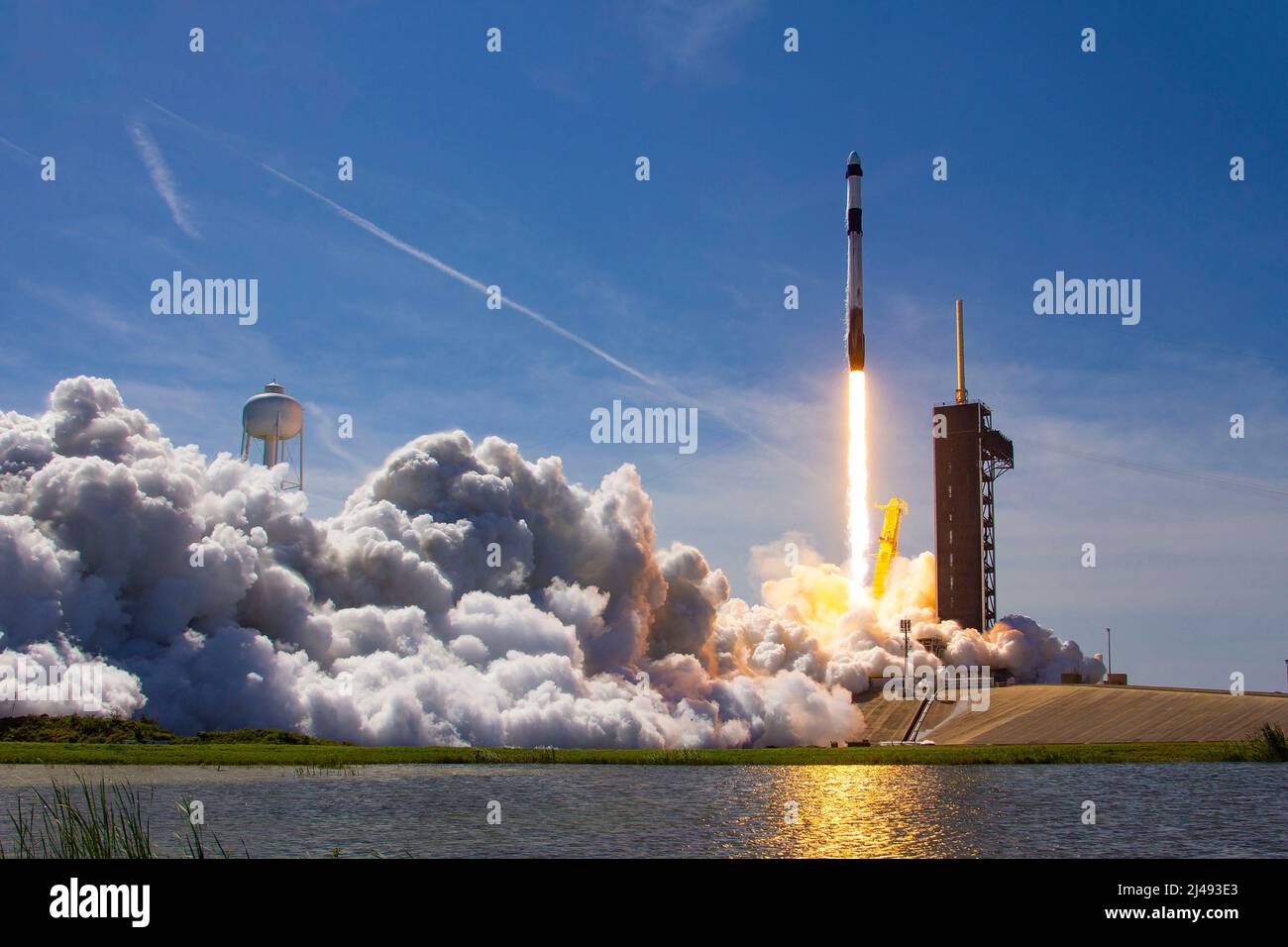 CENTRE SPATIAL KENNEDY, FLORIDE, États-Unis - 08 avril 2022 - Une fusée SpaceX Falcon 9 transportant le vaisseau spatial Crew Dragon de la société est lancée sur Axiom Missi Banque D'Images