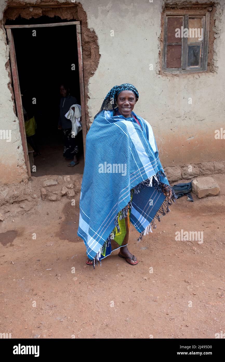 Stephanie Yinkamiye sur le point de marcher à l'école avec son fils adoptif Jean Paul Ndabaze, 14 ans, à l'école primaire 2. C'est le dernier jour de mandat et elle aura son rapport. Photo de Mike Goldwater Banque D'Images