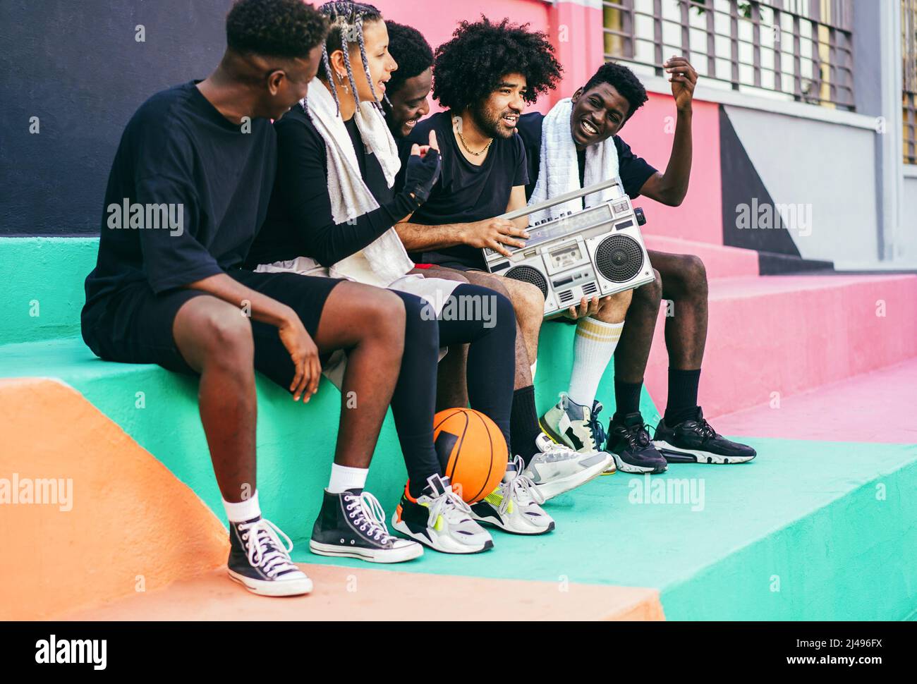 Groupe de jeunes africains écoutant de la musique de boombox stéréo