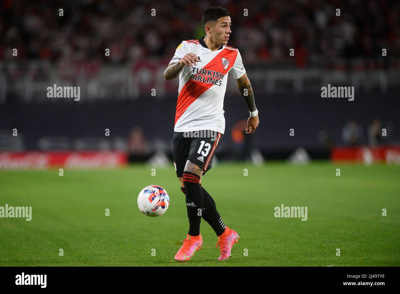 BUENOS AIRES, ARGENTINE - AVRIL 3 : Enzo Fernandez de River plate contrôle la balle lors d'un match de Copa de la Liga 2022 entre River plate et argent Banque D'Images