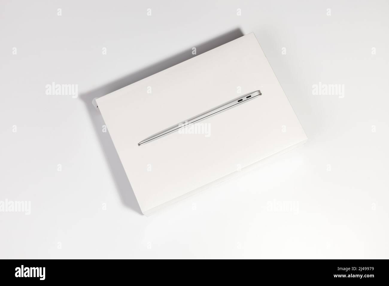 Saratov, Russie - 26 février 2022 : emballage protecteur avec nouveau MacBook Air 13 pouces moderne avec processeur M1 sur fond blanc topview Banque D'Images