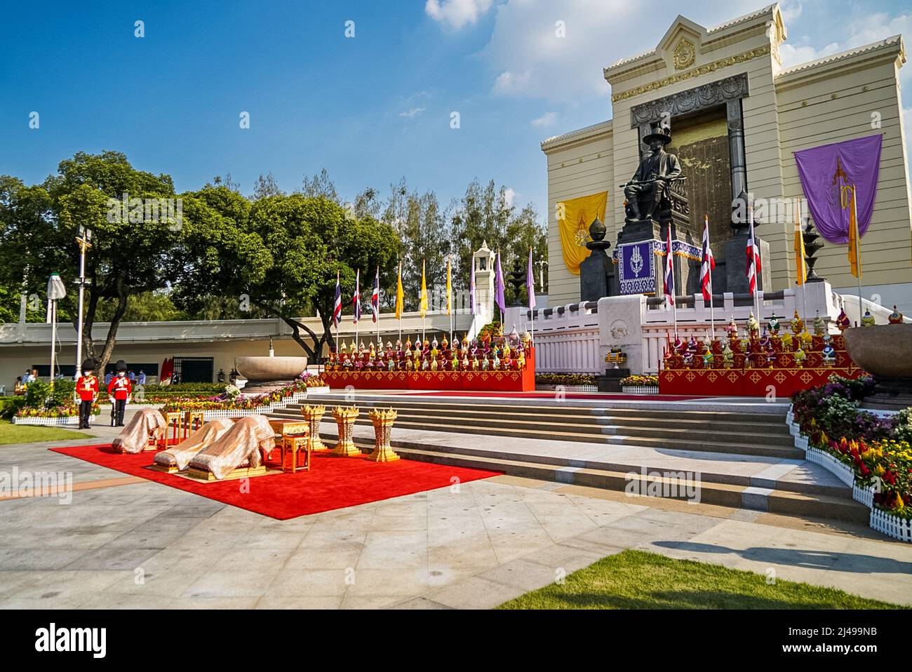 Bangkok, Thaïlande. 06th avril 2022. Les places pour le Roi et la Reine sont placées devant le Monument du Roi Rama 1 avant l'arrivée de la famille royale thaïlandaise. Préparatifs pour l'arrivée du HM King Maha Vajiralongkorn et du HM Queen Suthida au monument du Roi Rama I à Bangkok, en Thaïlande. Le jour de Chakri est un jour férié désigné pour commémorer la dynastie Chakri à l'occasion de l'anniversaire du couronnement de Phra Bouddha Yodfa Chulaloke, le premier roi de Thaïlande. Crédit : SOPA Images Limited/Alamy Live News Banque D'Images