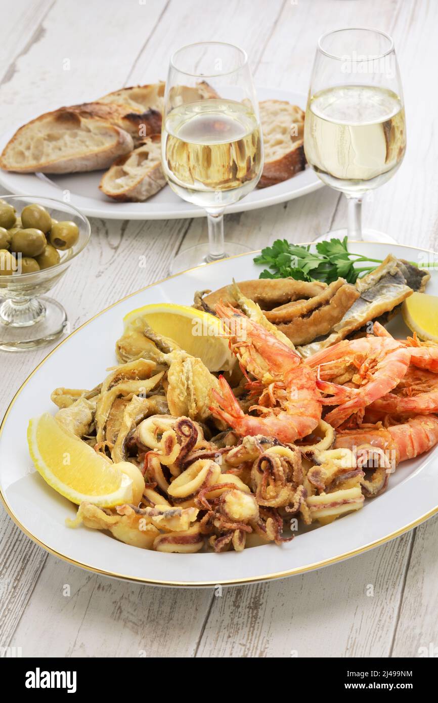 fritto misto di mare (fruits de mer frits mélangés), cuisine italienne Banque D'Images