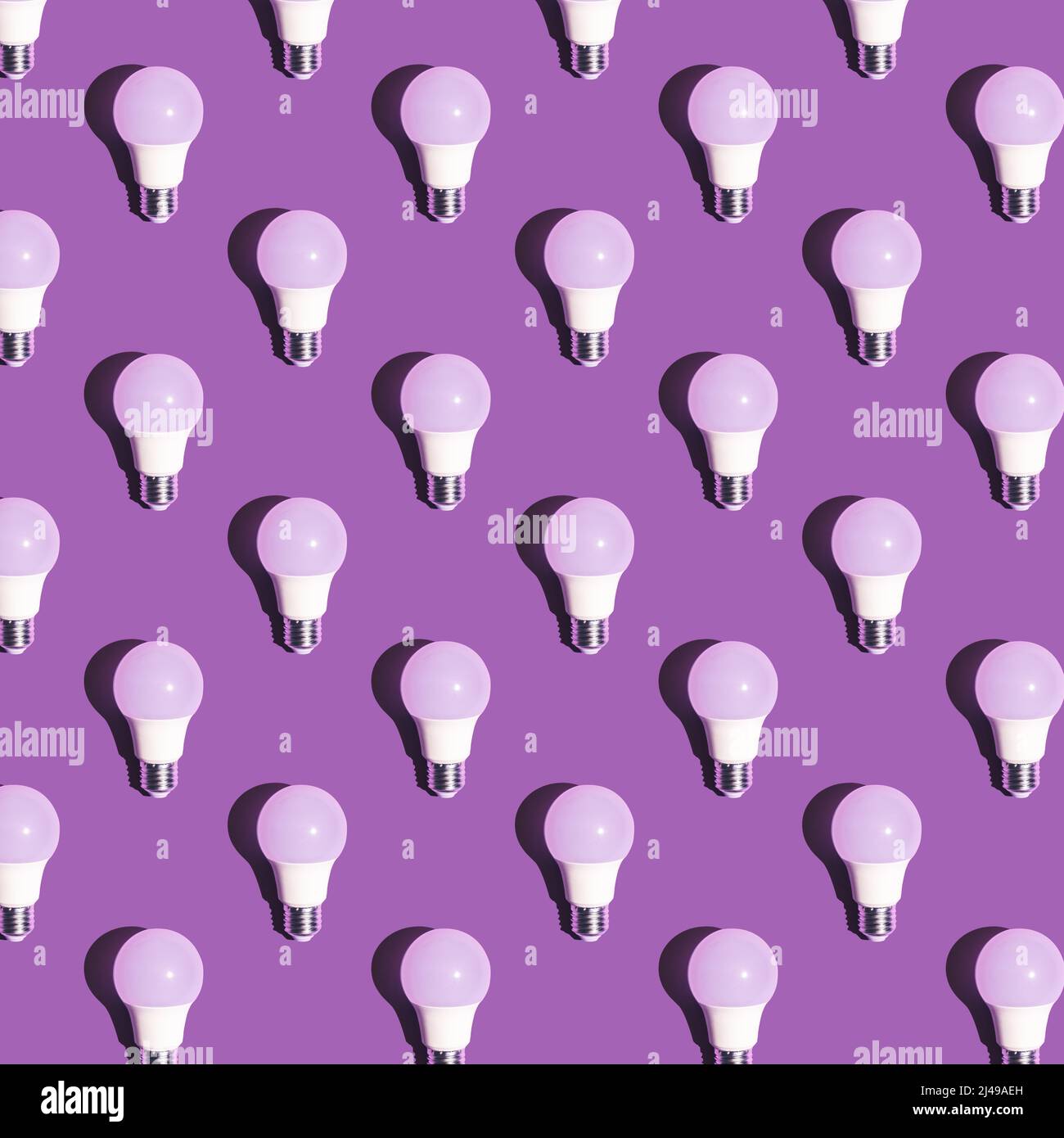 Motif composé d'une ampoule LED sur fond violet pastel. Vue de dessus,  espace de copie. Idée d'économie d'énergie Photo Stock - Alamy