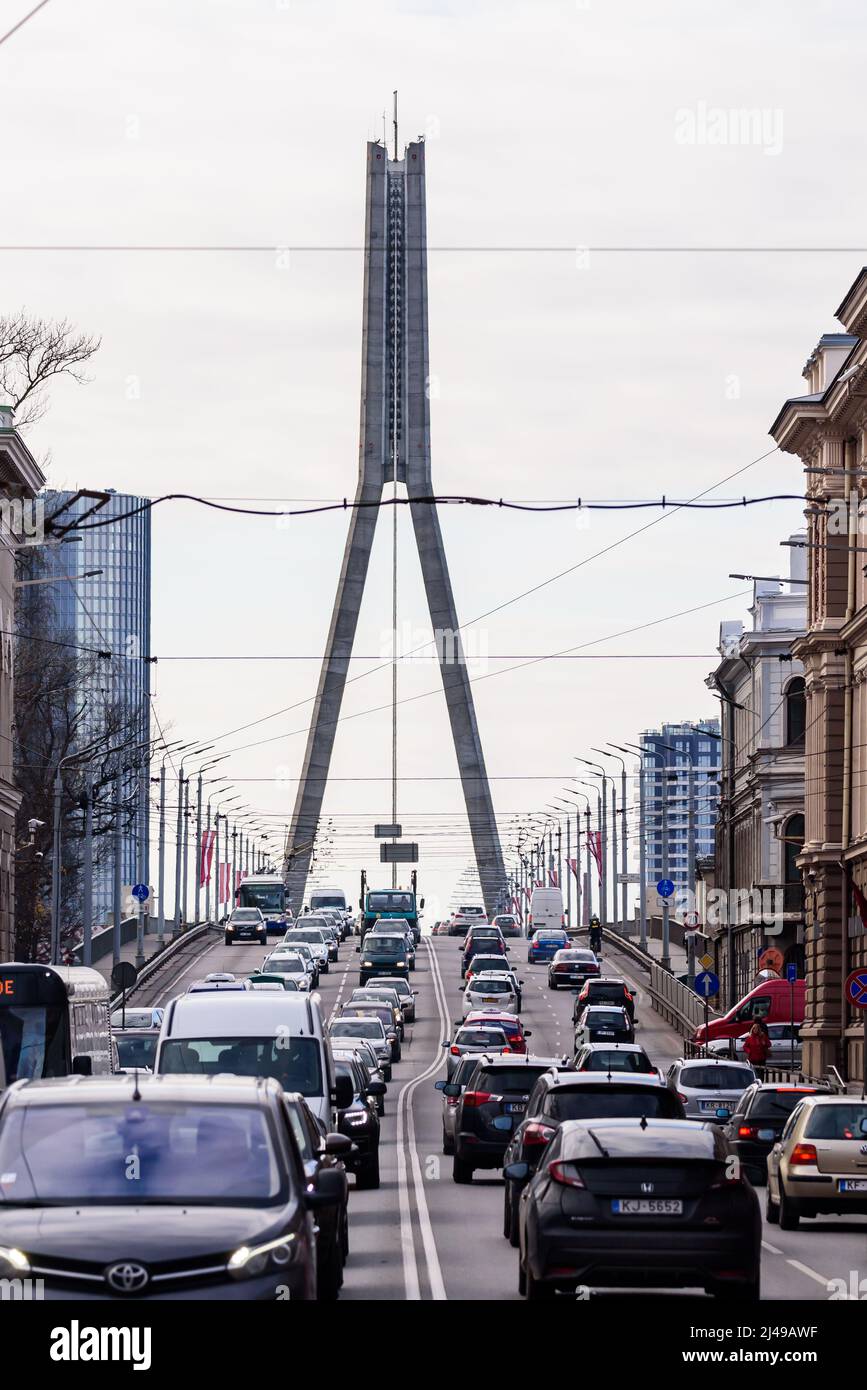 RIGA, LETTONIE. 16th novembre 2018. Photo à mise au point sélective. Embouteillage près du pont Vansu. Banque D'Images