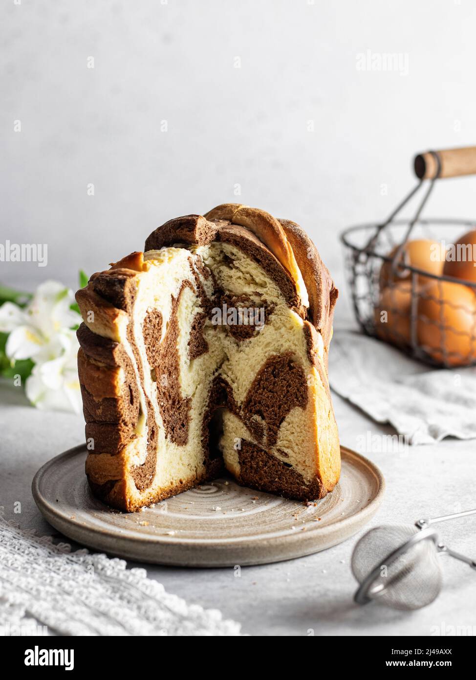 Gâteau de Pâques aux côtelettes kraffin. Gros plan sur un gâteau fait maison en deux couleurs. Cruffin. Orientation Vertica Banque D'Images