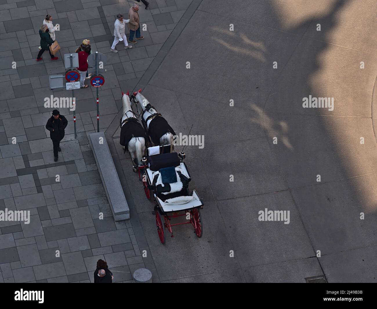 Vue aérienne d'un fiacre, une voiture à quatre roues tirée par des chevaux, sur la place Stephansplatz à Vienne, en Autriche, qui attend les touristes. Banque D'Images
