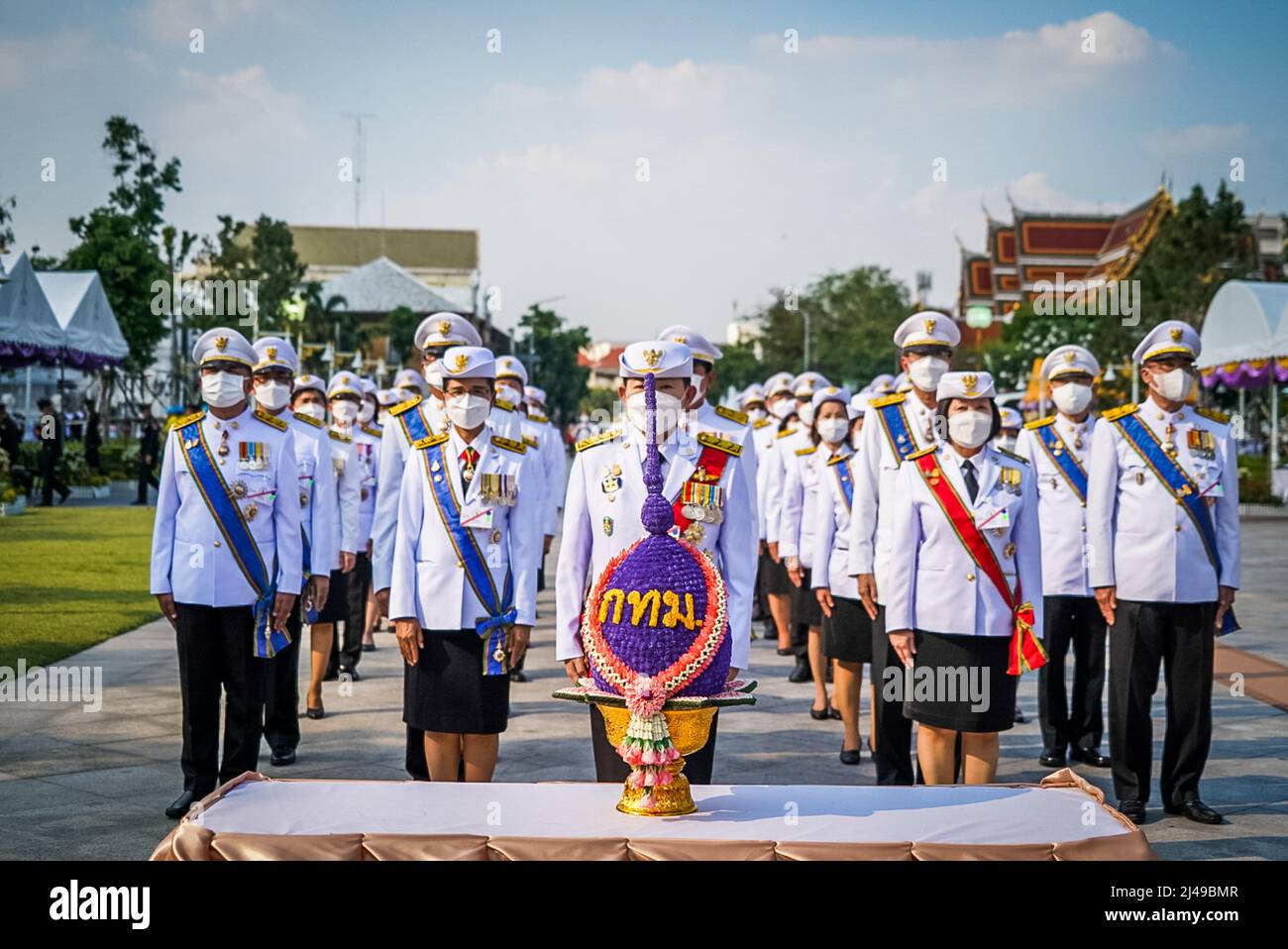 8 avril 2022, Bangkok, Thaïlande: Des membres de l'armée thaïlandaise présentent un bouquet de fleurs en l'honneur du jour de Chakri. Préparatifs pour l'arrivée du HM King Maha Vajiralongkorn et du HM Queen Suthida au monument du Roi Rama I à Bangkok, en Thaïlande. Le jour de Chakri est un jour férié désigné pour commémorer la dynastie Chakri à l'occasion de l'anniversaire du couronnement de Phra Bouddha Yodfa Chulaloke, le premier roi de Thaïlande. (Image de crédit : © Matt Hunt/SOPA Images via ZUMA Press Wire) Banque D'Images