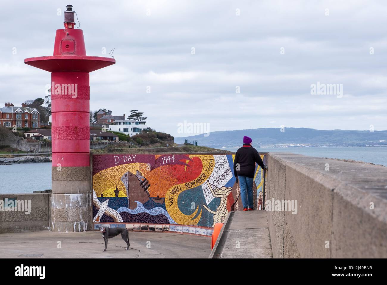 Eisenhower Pier dans la ville côtière de Bangor, en Irlande du Nord. À la fin de la jetée, art public / murale commémorant le jour J en 1944. Banque D'Images