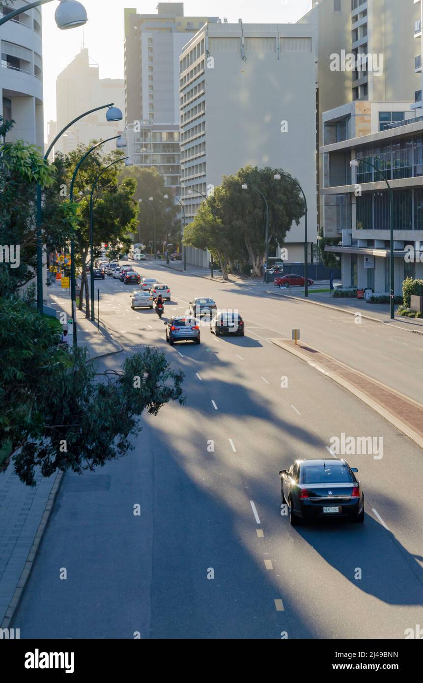 L'après-midi, circulation de véhicules se dirigeant vers l'ouest au soleil sur Adelaide Terrace dans le centre-ville de Perth, en Australie occidentale Banque D'Images