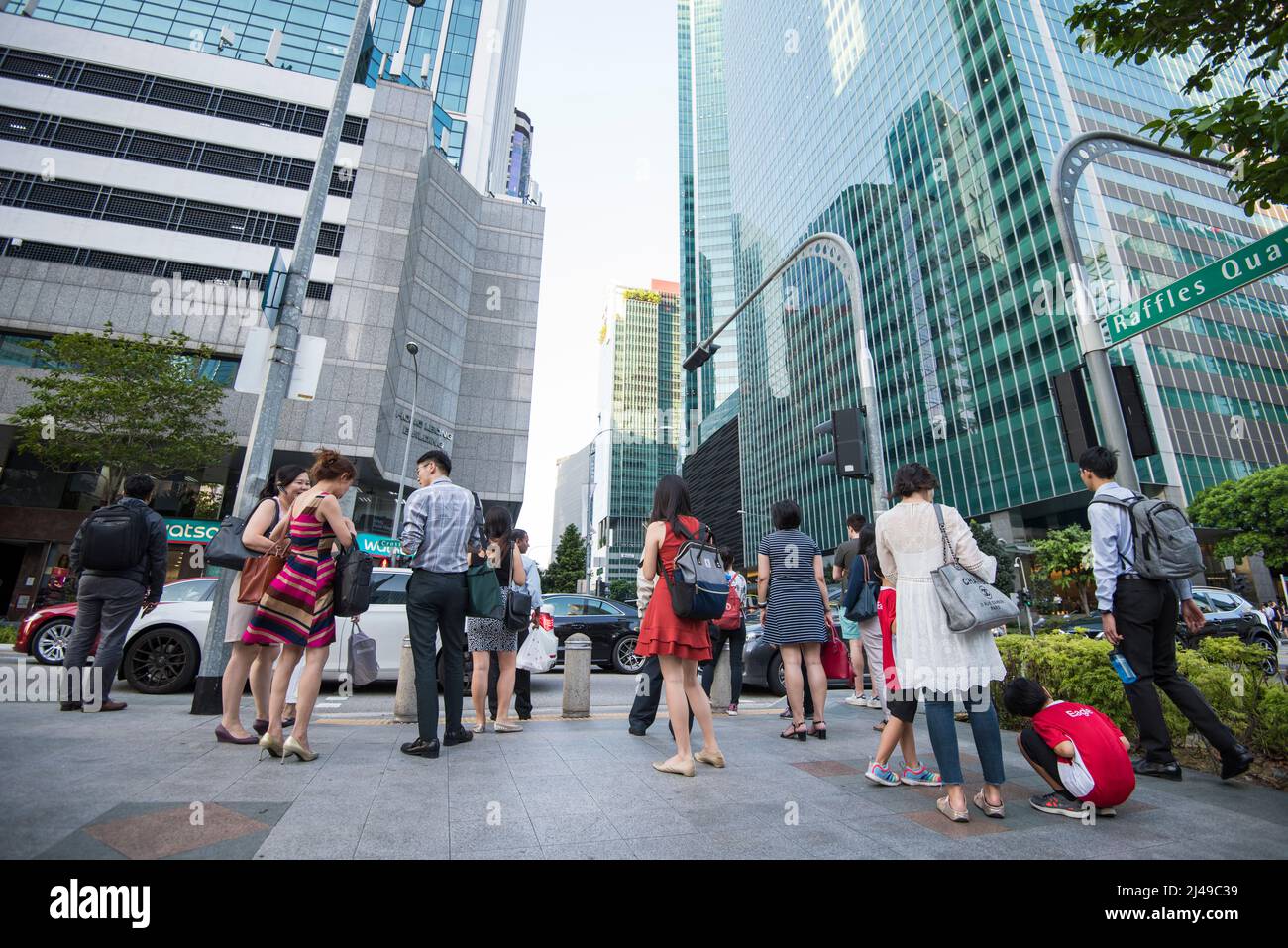 Ville de Singapour, Singapour - 08 septembre 2019 : à la fin de la journée de travail des travailleurs qui marchent dans les rues du quartier central des affaires. Banque D'Images