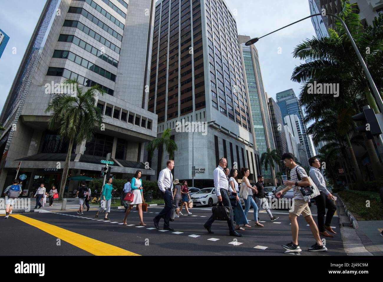 Ville de Singapour, Singapour - 08 septembre 2019 : à la fin de la journée de travail des travailleurs qui marchent dans les rues du quartier central des affaires. Banque D'Images