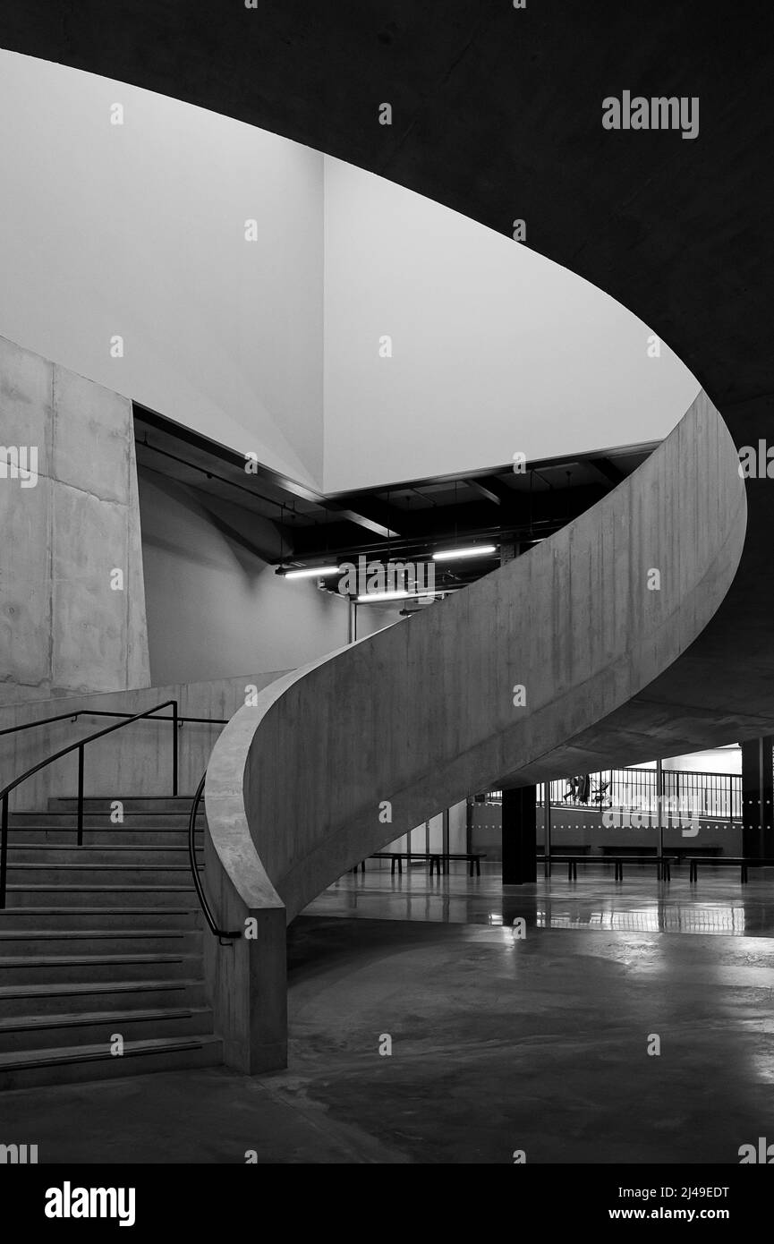 Architecture brutaliste de l'intérieur de l'aile Blavatnik du Tate Modern, Londres Banque D'Images