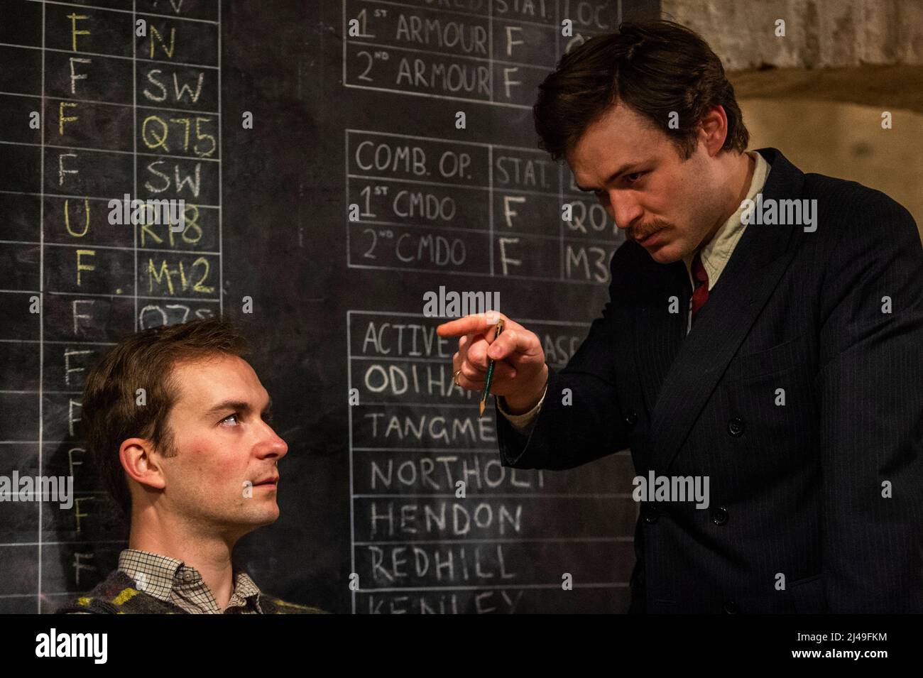 Londres, Royaume-Uni. 13 avril 2022. (L) Timothy Styles (Alan Turing) et Christopher Styles (Charles Richards) se présentent à un photocall pour “Illicit Signals Bletchley”, une co-production entre le théâtre parabolique et la pensée mécanique, où le public travaille aux côtés de personnalités célèbres du Code gouvernemental de Bletchley Park et de l'école Cipher pour craquer L'ÉNIGME. Le spectacle se déroule à LA CRYPTE de l'église Saint-Pierre de Bethnal Green, du 2 au 28 mai 2022. Credit: Stephen Chung / Alamy Live News Banque D'Images