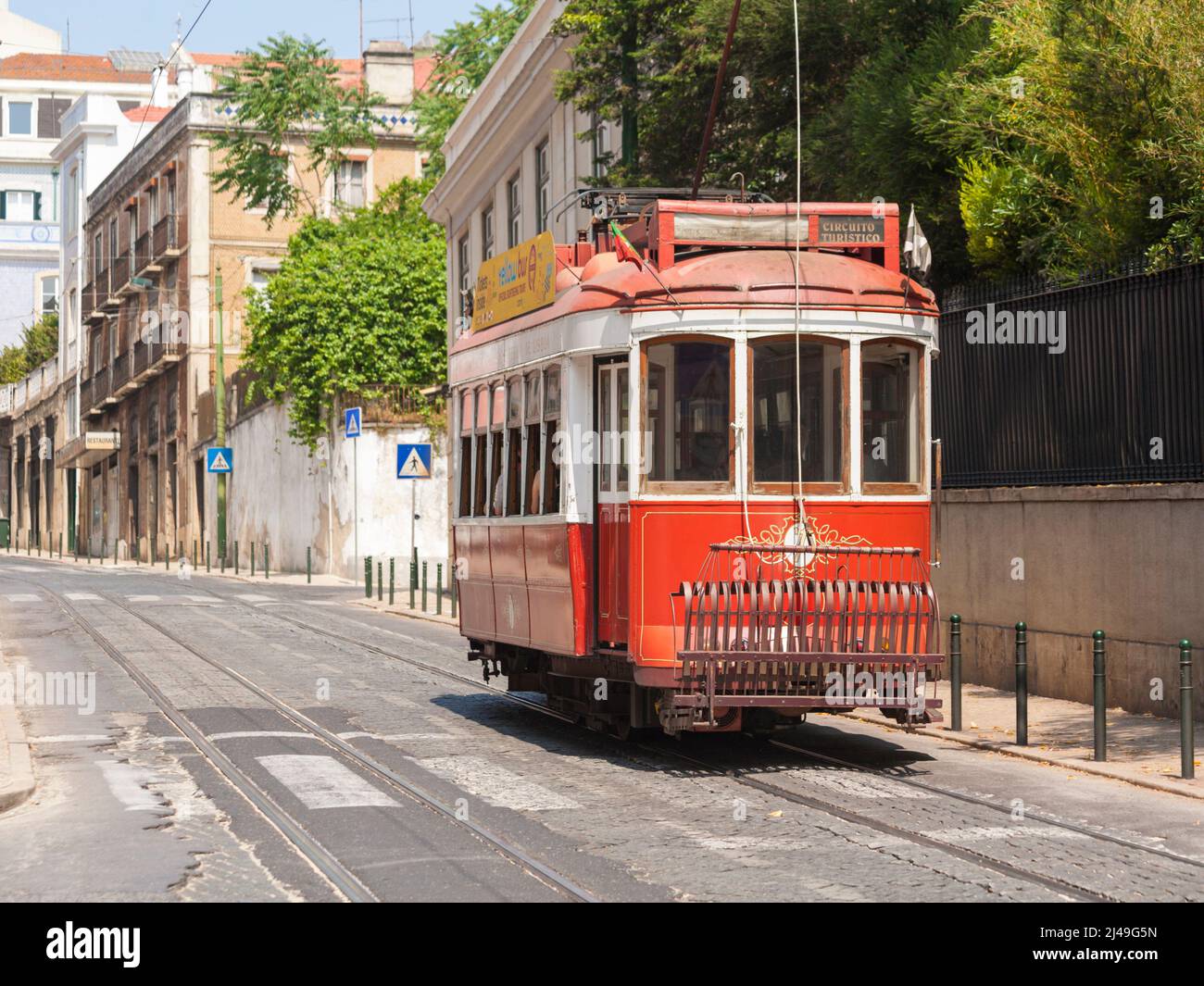 Tramway rouge utilisé pour les excursions à Lisbonne, Portugal Banque D'Images