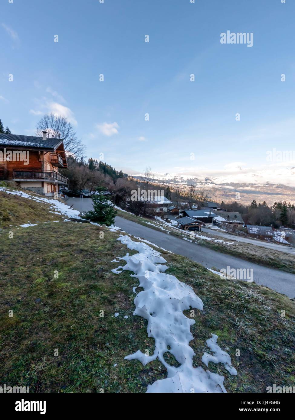 Chalet en bois typique en hiver avec montagnes et ciel bleu, dans les Alpes françaises, France, Europe Banque D'Images