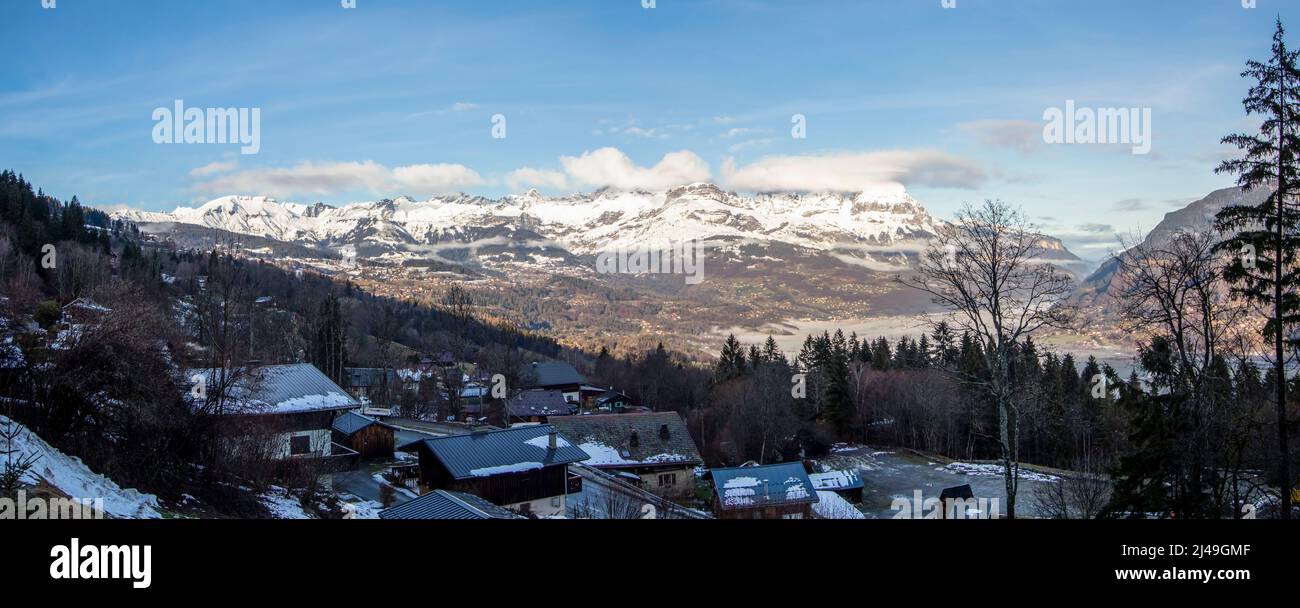 Chalet en bois typique en hiver avec montagnes et ciel bleu, dans les Alpes françaises, France, Europe Banque D'Images