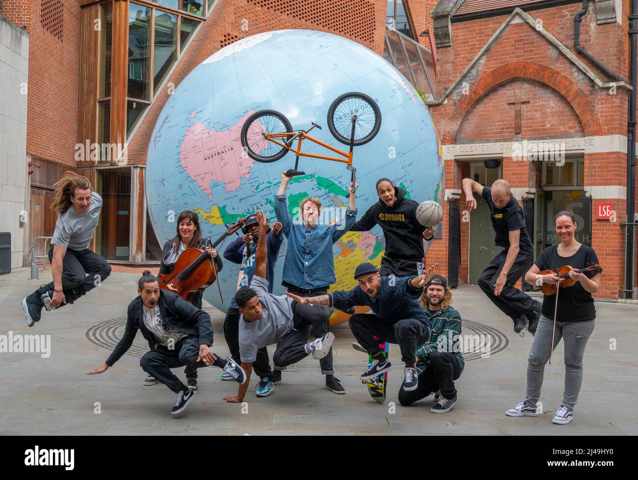 Peacock Theatre, Londres, Royaume-Uni. 13 avril 2022. La société présente un photocall extérieur pour ISH Dance collective Elements of Freestyle devant le théâtre Peacock avant l'ouverture de la nuit. Dans une fusion de breakdance, de patinage en ligne, de skateboard, de basket-ball libre, de BMX et de freerning, l'art est découvert derrière le tour. Éléments de Freestyle stars un groupe de danseurs et d'athlètes exceptionnels qui sont mis en scène leur métier. Crédit : Malcolm Park/Alay Live News Banque D'Images