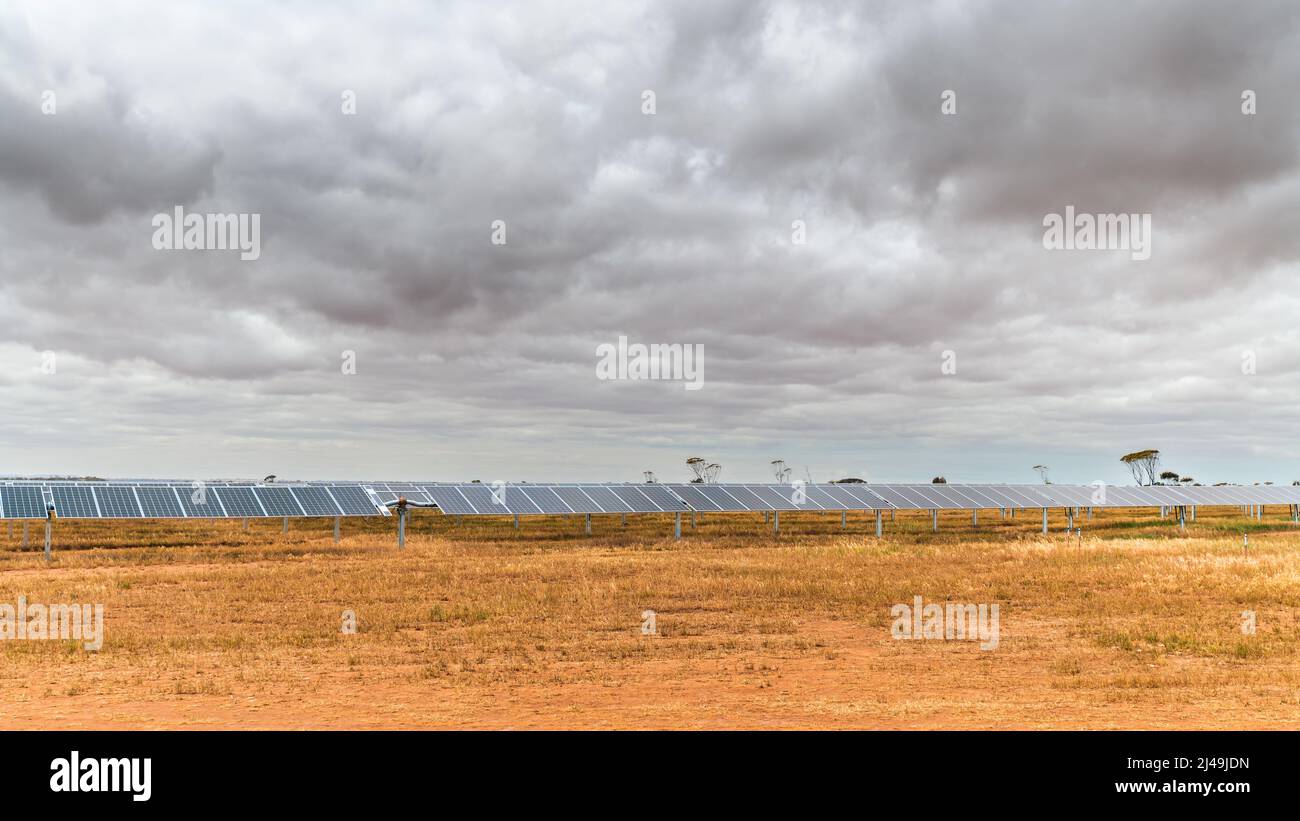 Ferme de panneaux solaires près de Moonta, sa pendant une journée de fonte. Les journées nuageuses ont un effet négatif sur la production d'énergie solaire Banque D'Images