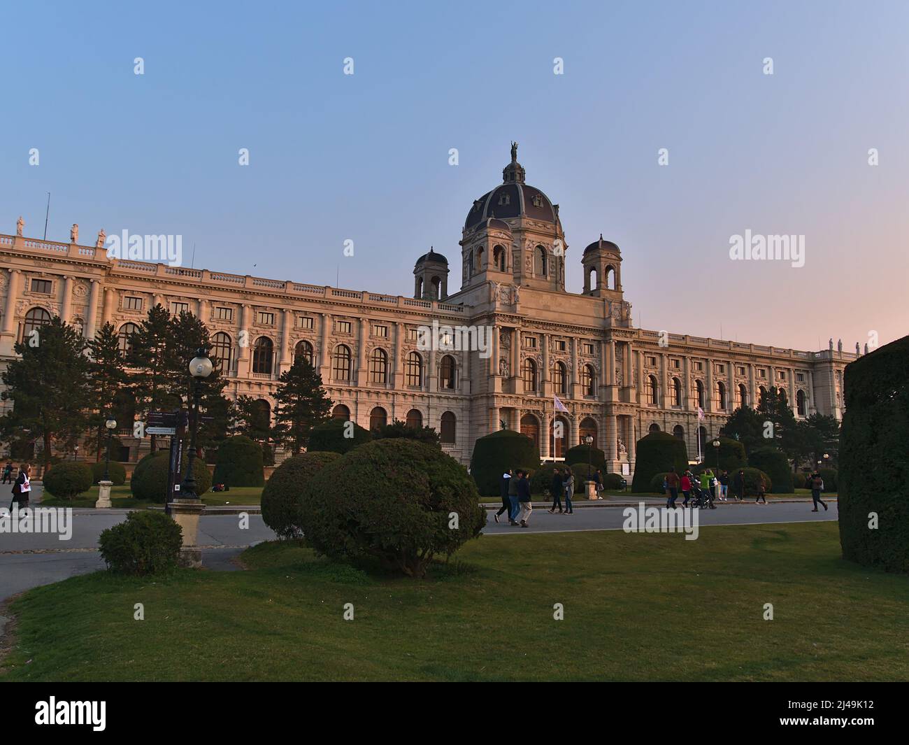 Belle vue sur le musée populaire de Kunsthorisches (KHM, musée d'art) dans le centre historique de Vienne, en Autriche, en soirée lumière du soleil au printemps. Banque D'Images