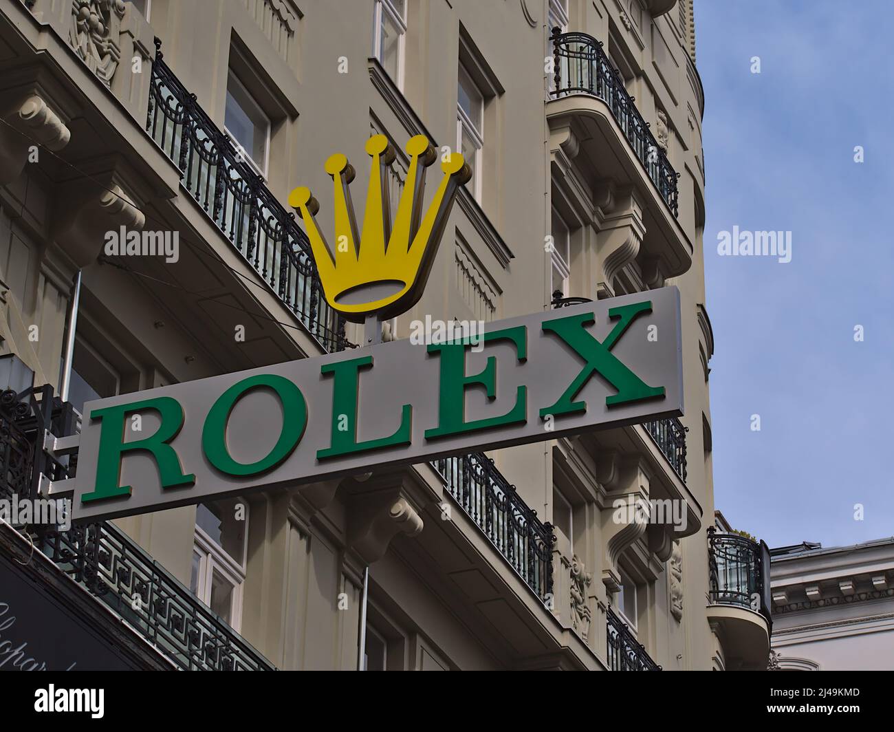 Vue à angle bas du logo de Rolex sa, designer suisse de montres de luxe, sur la façade d'un ancien bâtiment dans le centre historique de Vienne en Autriche. Banque D'Images