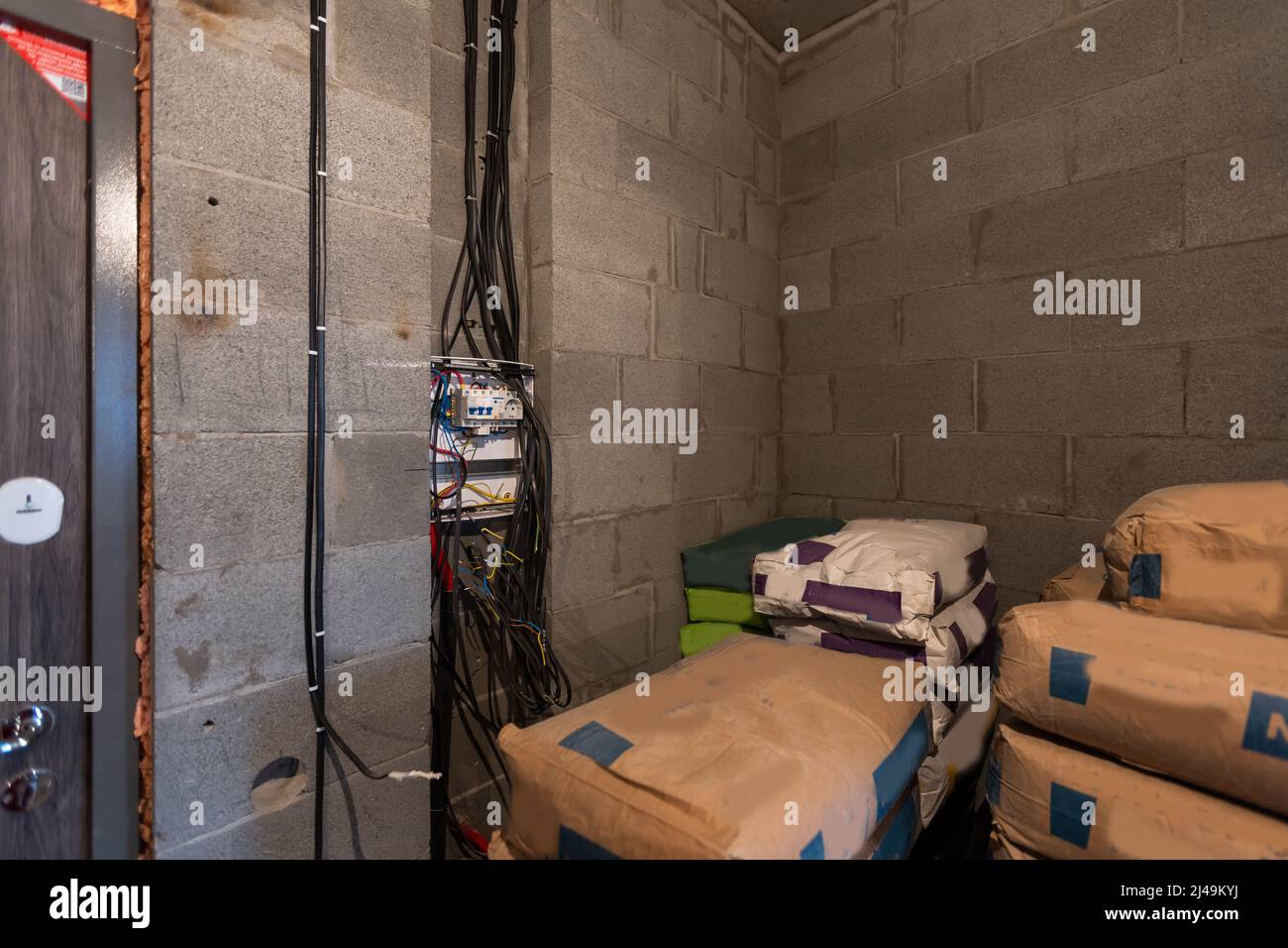 Le processus d'installation de cadres métalliques pour placoplâtre - cloisons sèches - pour la fabrication de murs de gypse dans l'appartement est en construction, remodelage Banque D'Images