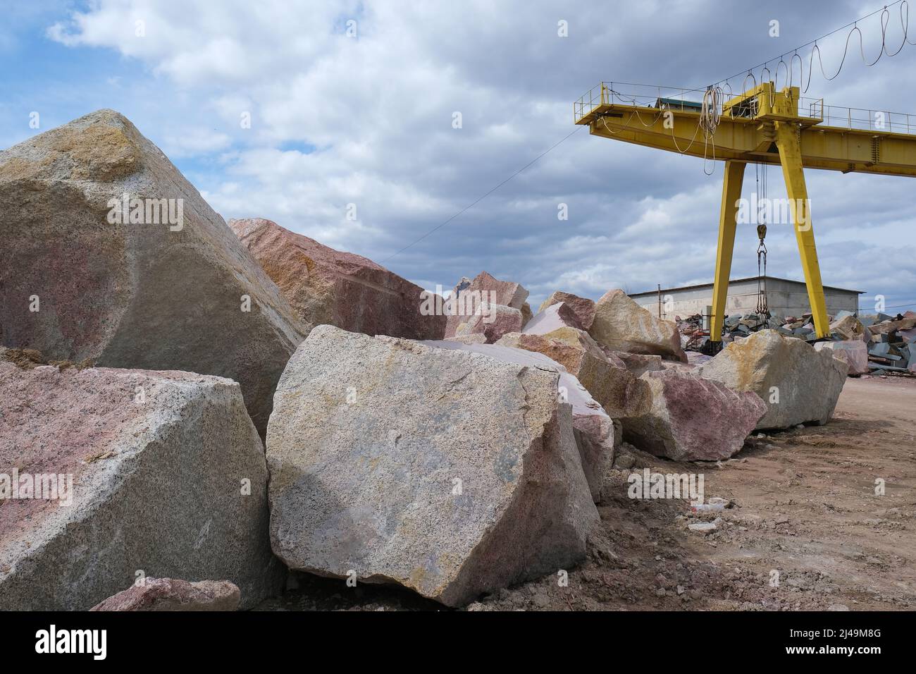 Carrière avec exploitation minière et production de pierre. Banque D'Images