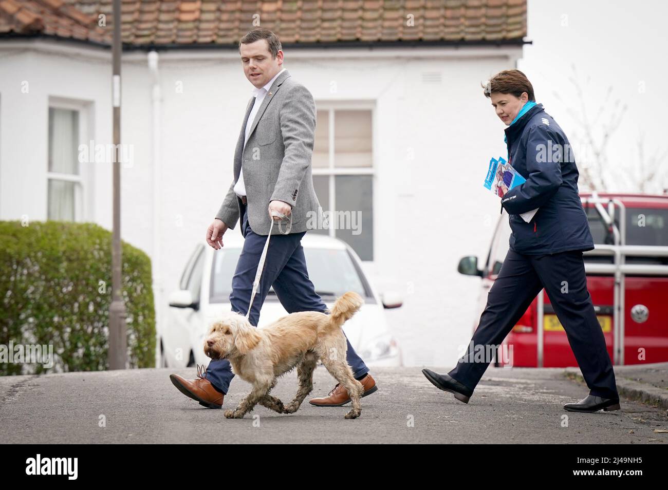 Le chef conservateur écossais Douglas Ross et l'ancien chef Ruth Davidson, avec Hamish le chien, sur la piste de campagne à Davidson mains, à Édimbourg, pour les conservateurs écossais avant les élections locales. Date de la photo: Mercredi 13 avril 2022. Banque D'Images