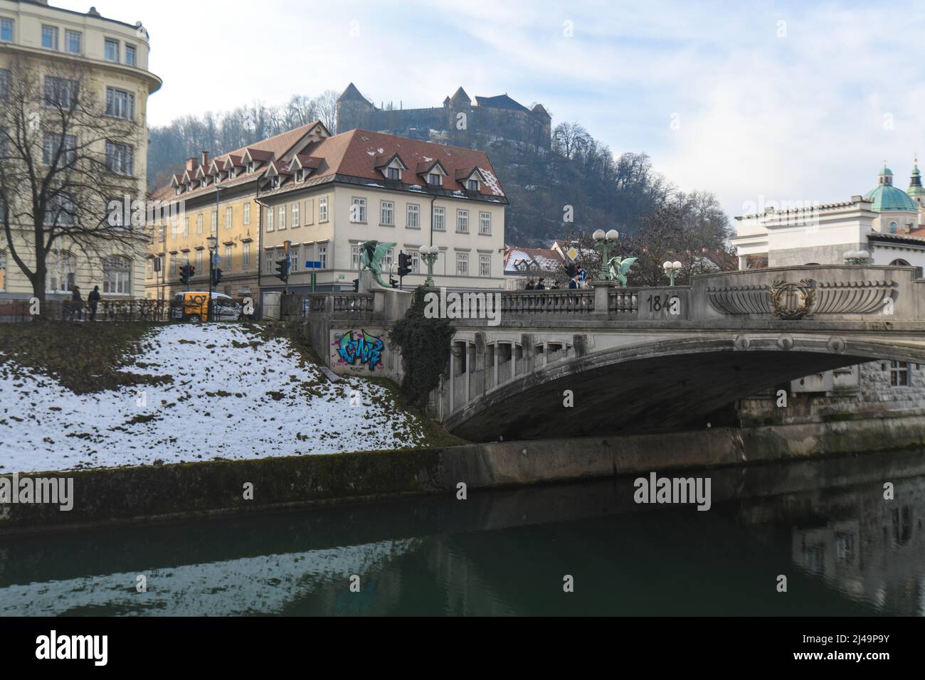 Ljubljana : Pont-dragon au-dessus de la rivière Ljubljana, avec le château de Ljubljana en arrière-plan. Slovénie Banque D'Images