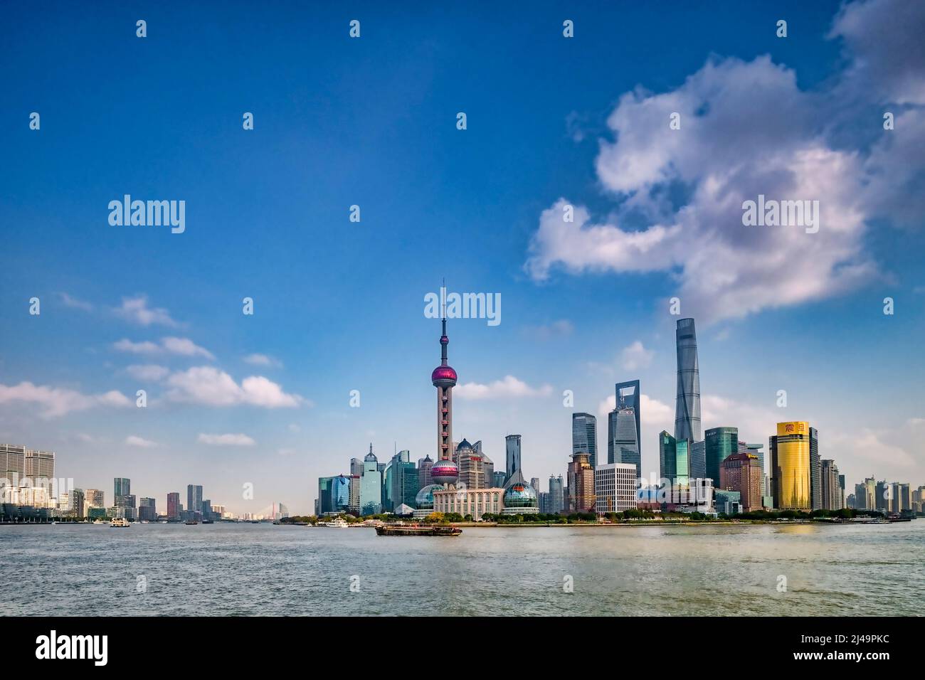 1 décembre 2018 : Shanghai, Chine - la rivière Huangpu et sur les toits de la Pudong District, Shanghai. Banque D'Images