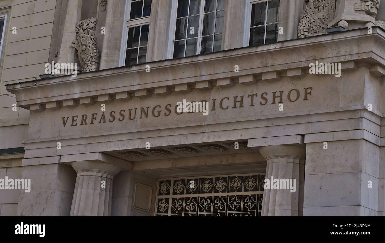 Vue rapprochée des inscriptions au-dessus de l'entrée de la Cour constitutionnelle (Verfassungsgerichtshof, VfGH) dans le centre-ville de Vienne, Autriche. Banque D'Images