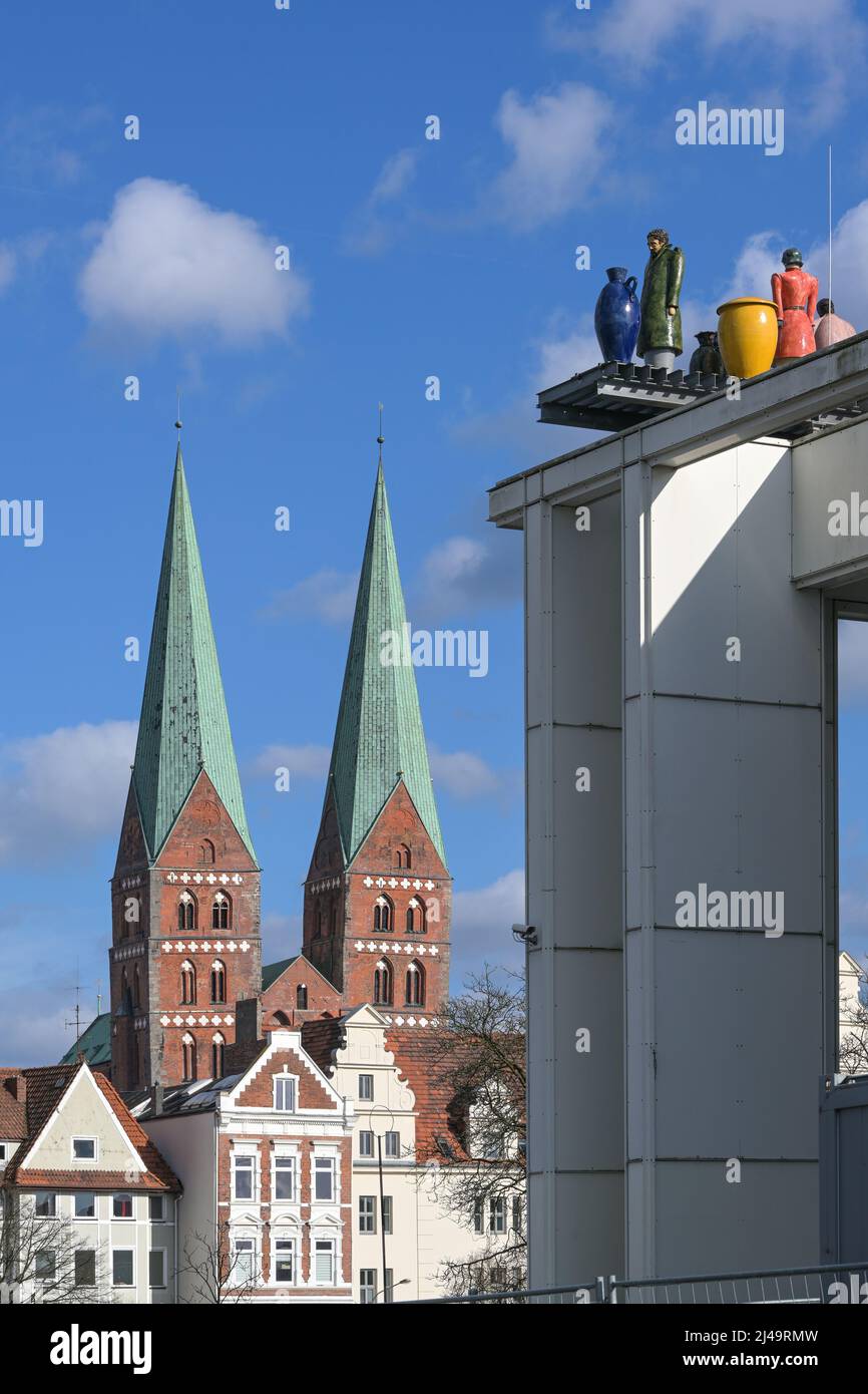 Église Sainte-Marie ou Marienkirche avec deux tours et les sculptures appelées étrangers sur le toit de la salle de musique et de congrès (Muk) à Lubeck, Germ Banque D'Images