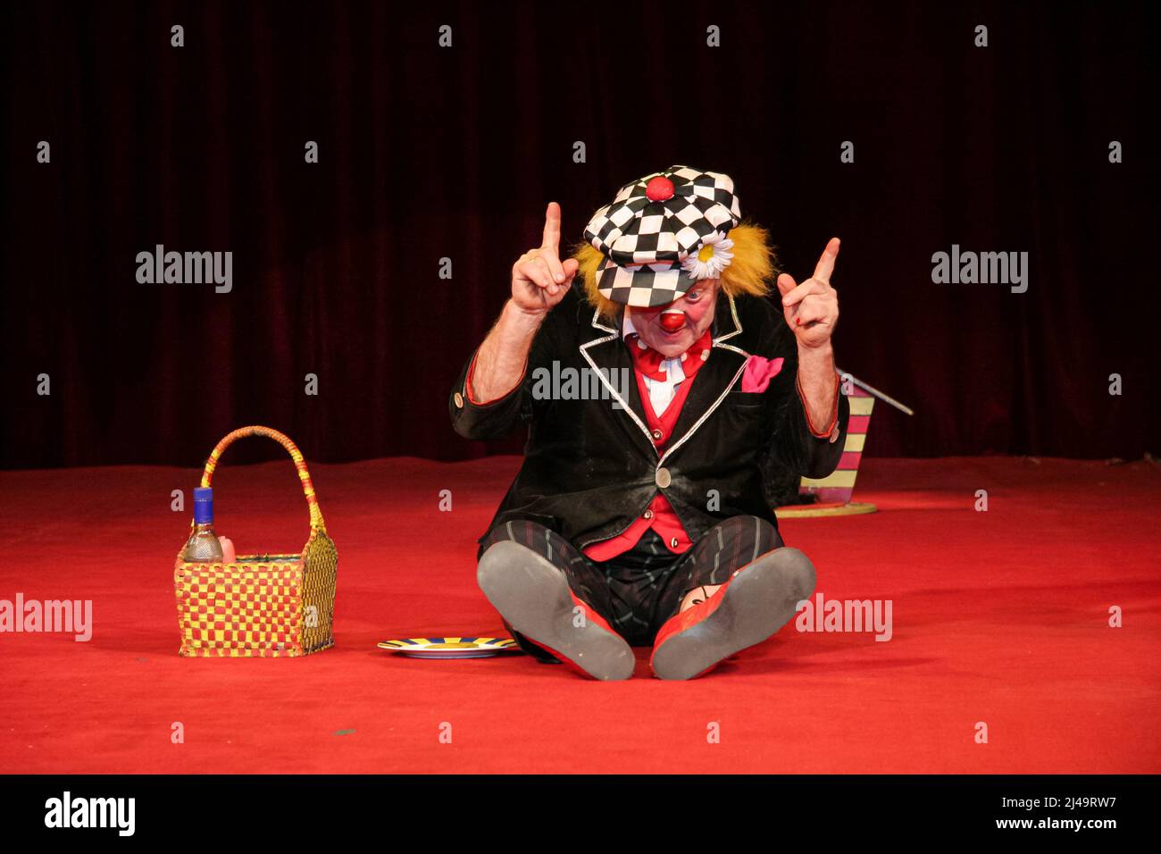 Oleg Popov (1930-2016), célèbre clown russe, mime et artiste de cirque, interprète en costume d'Ivanuska un pique-nique avec son chien au cirque d'État russe à Wetzlar, en Allemagne. 13th mars 2008. Crédit: Christian Lademann / LademannMedia Banque D'Images