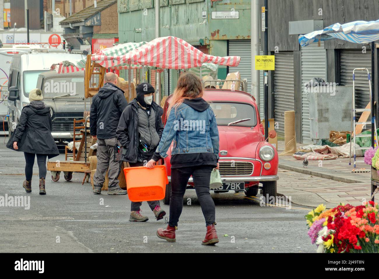 Glasgow, Écosse, Royaume-Uni 13th avril, 2022 Hollywood arrive aux « Barras » comme le tournage du film Borderland des années 1970 a vu le célèbre marché de l'est se transformer en celui de la ville de Camden Londres dans les années 1970 de l'IRA. Crédit Gerard Ferry/Alay Live News Banque D'Images