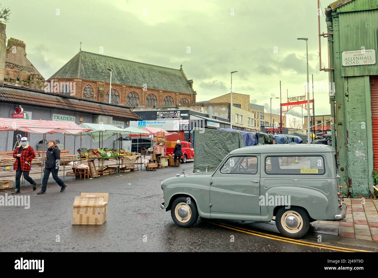 Glasgow, Écosse, Royaume-Uni 13th avril, 2022 Hollywood arrive aux « Barras » comme le tournage du film Borderland des années 1970 a vu le célèbre marché de l'est se transformer en celui de la ville de Camden Londres dans les années 1970 de l'IRA. Crédit Gerard Ferry/Alay Live News Banque D'Images