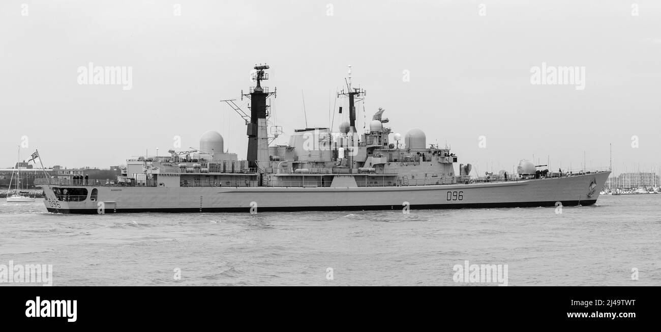 D96 - HMS Gloucester un destructeur de lot 3 de type 42 de la Royal Navy entrant dans le port de Portsmouth, Portsmouth, Hampshire, Angleterre, Royaume-Uni. Banque D'Images